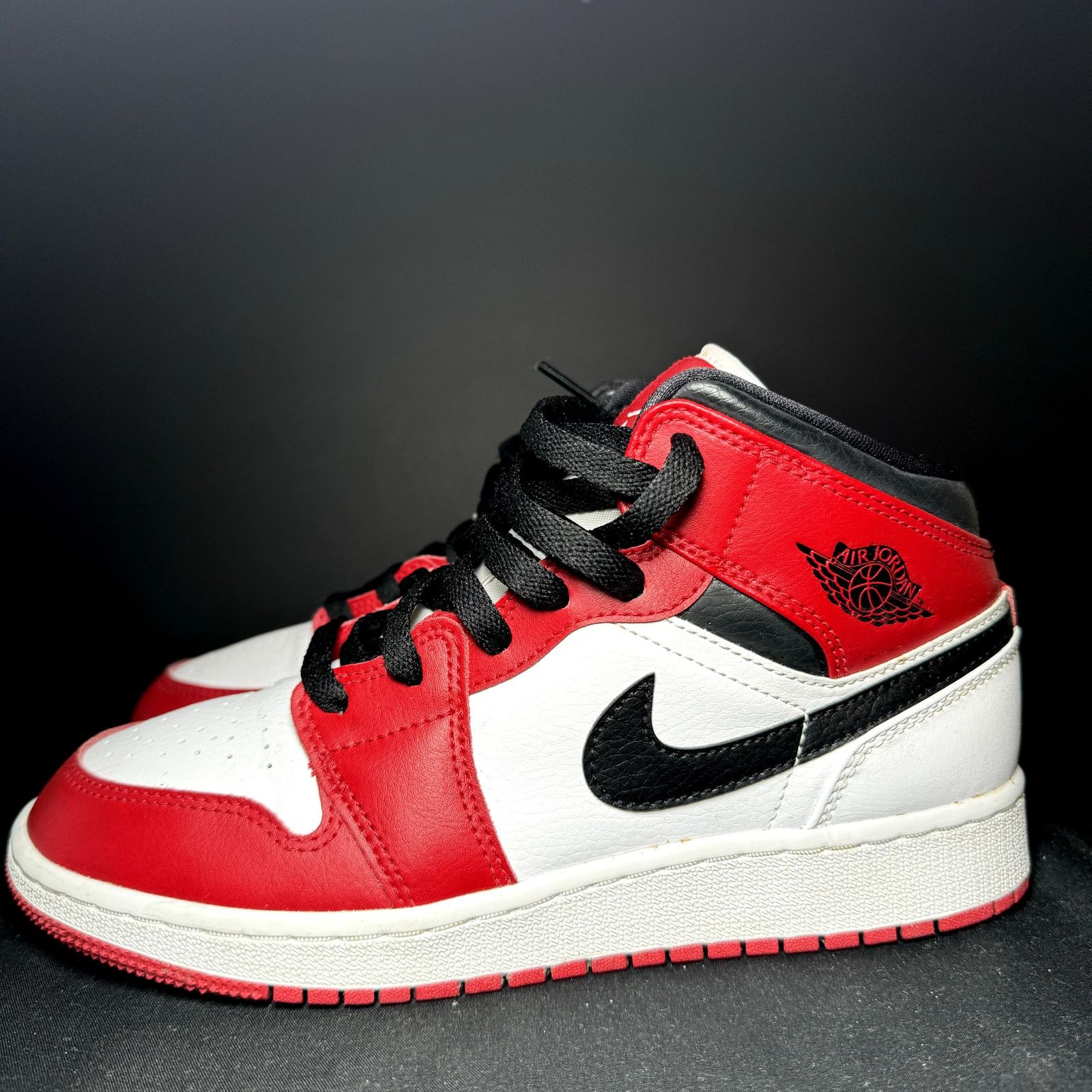 Jordan Brand × Nike Nike Air Jordan 1 Mid GS Chicago Men's Shoes - Size 5.5 Size US 5.5 / EU 38 - 8 Thumbnail