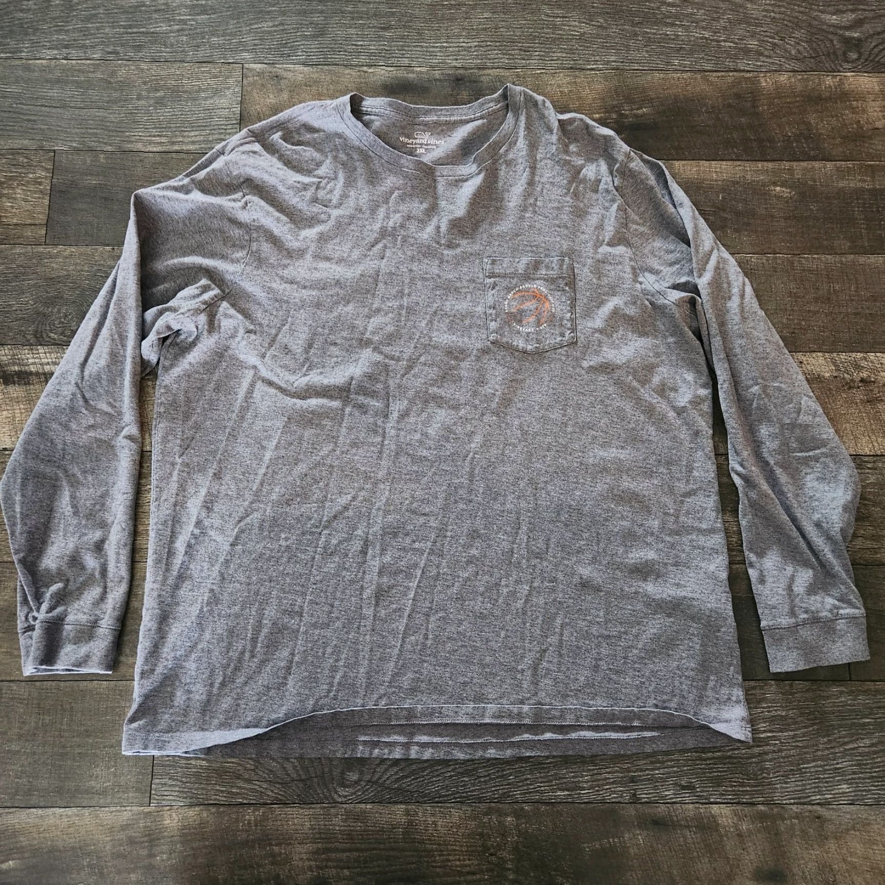 Vineyard Vines Vineyard Vines Long Sleeve T-Shirt March Madness Basketball Mens 2XL Gray Crew Neck Cotton Logo Shirt Size US XXL / EU 58 / 5 - 4 Thumbnail