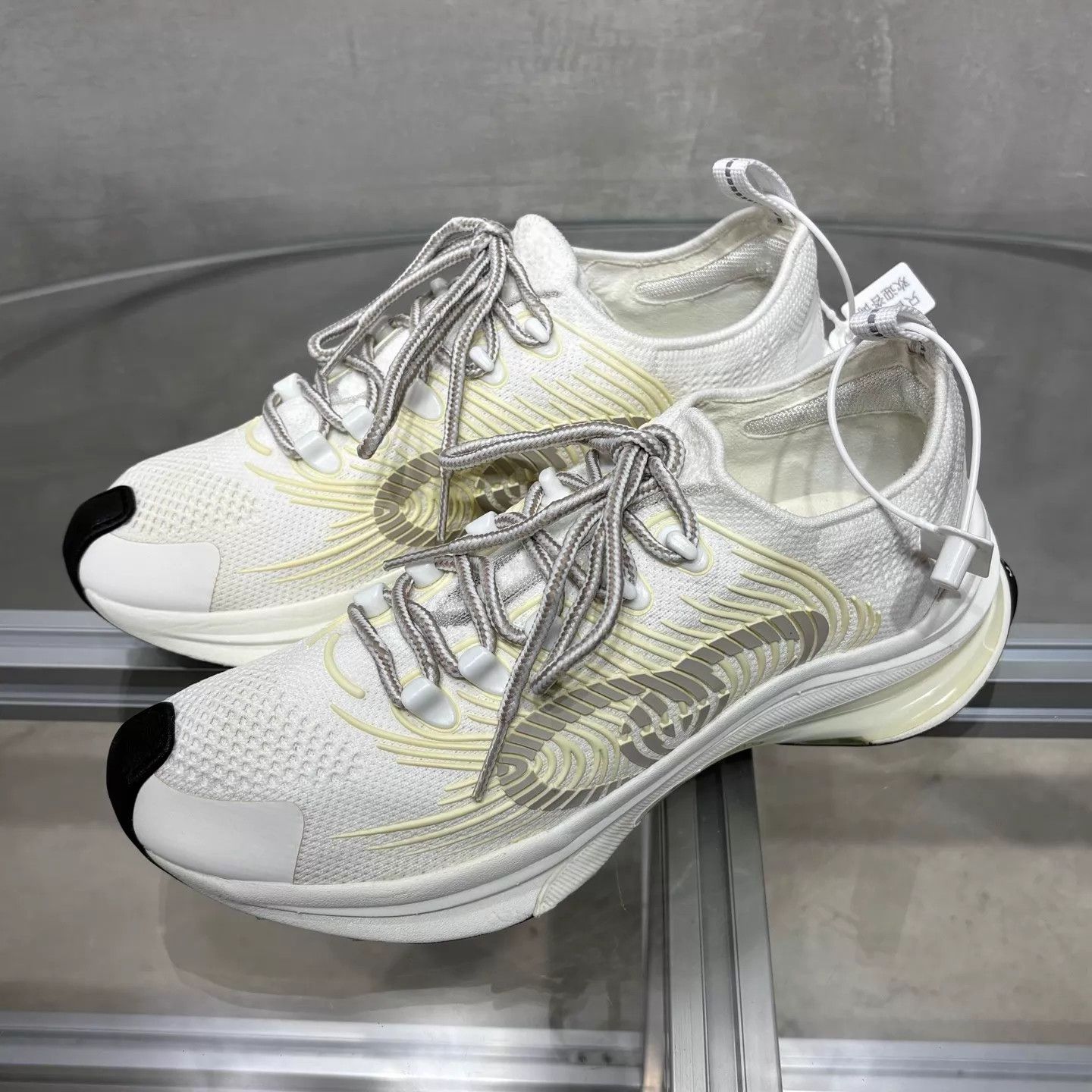 Gucci Gucci RUN White Casual Sneaker Size 40.5 Size US 7.5 / EU 40-41 - 2 Thumbnail