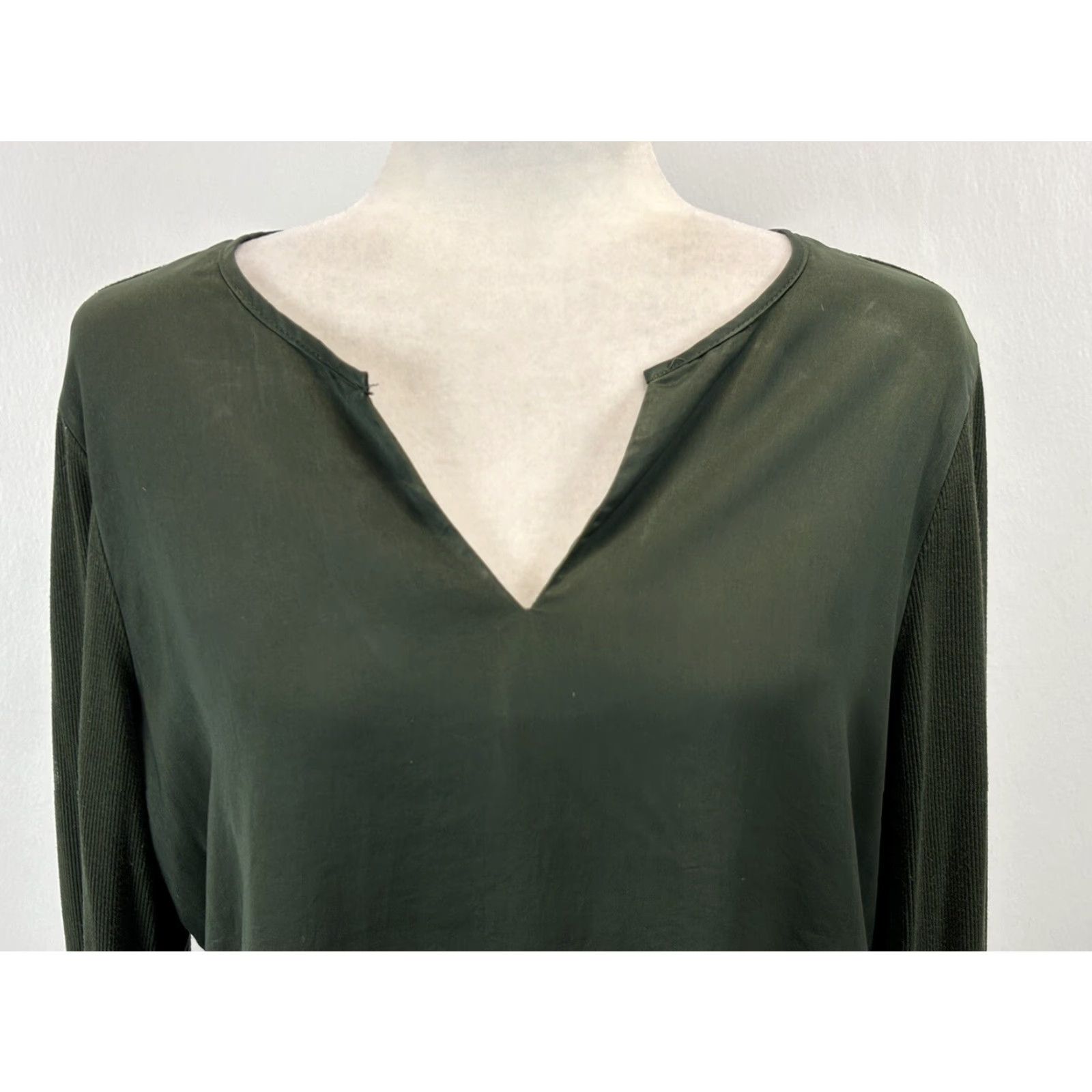 Soft Surroundings SOFT SURROUNDINGS Satin Front Layered Tunic Shirt Long Sleeve Green Medium Women Blouse Satin Tunic Green Womens M Size M / US 6-8 / IT 42-44 - 5 Thumbnail