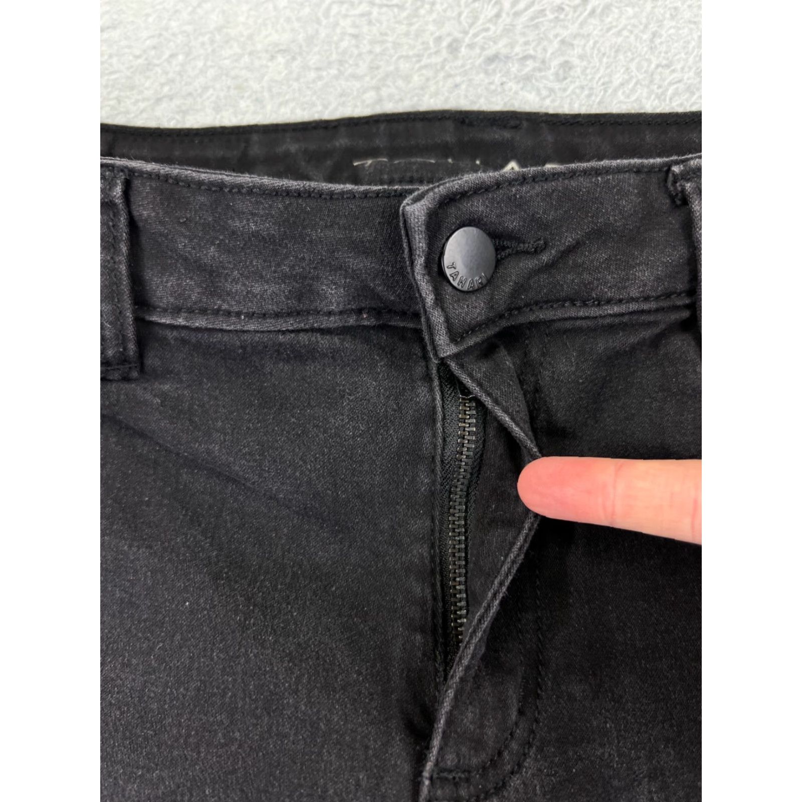 Vintage Tahari Jeans Womens 6 Black Denim Tapered Cotton Blend Mid Rise 26x25 Regular Inseam 25 in 5-Pocket Zipper Distressed Crop Stretch Vintage No Size 28" / US 6 / IT 42 - 5 Thumbnail