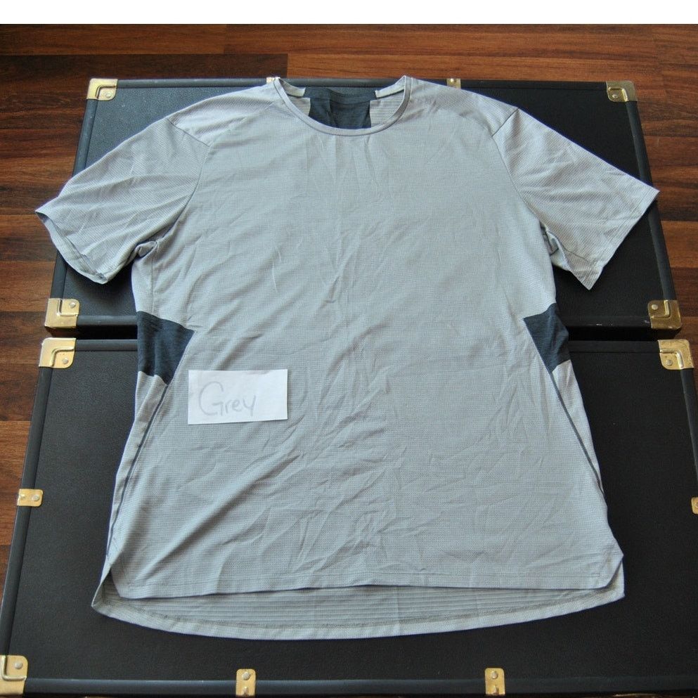 Lululemon Lululemon Two Toned Gray Short Sleeve Shirt Size US L / EU 52-54 / 3 - 11 Thumbnail