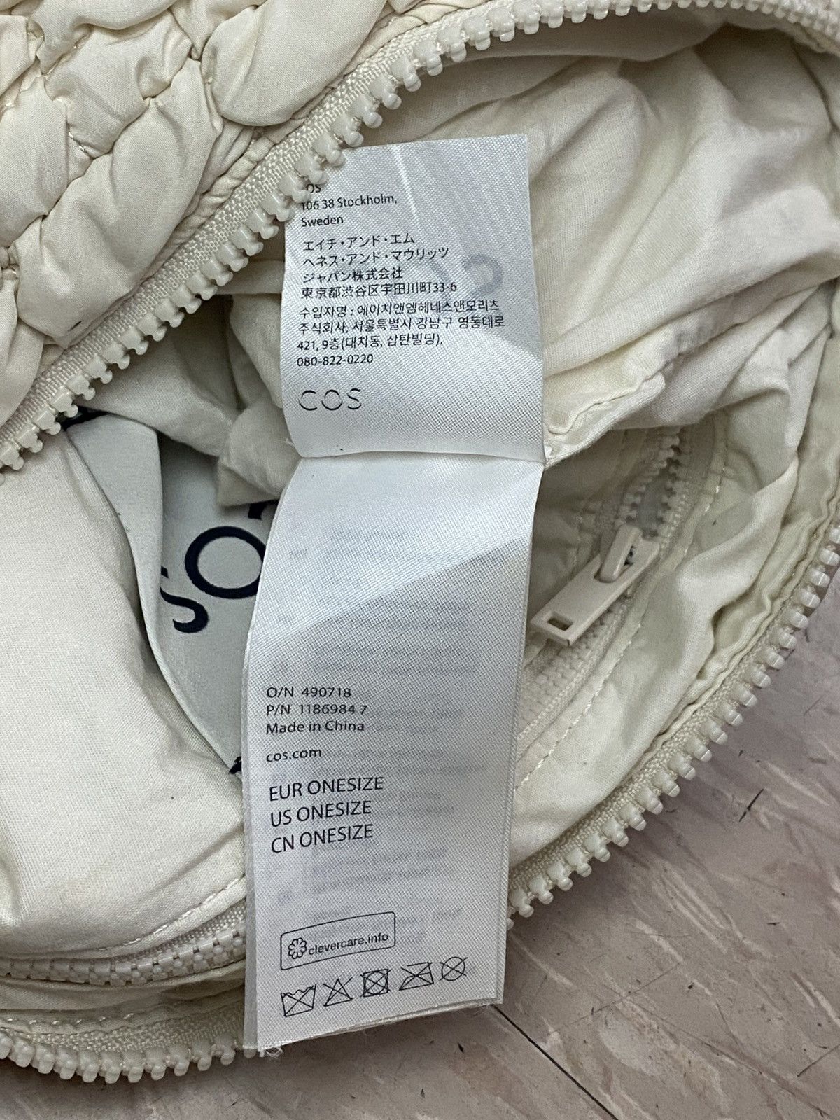 Cos × Designer COS quilted messenger bag Size ONE SIZE - 7 Thumbnail