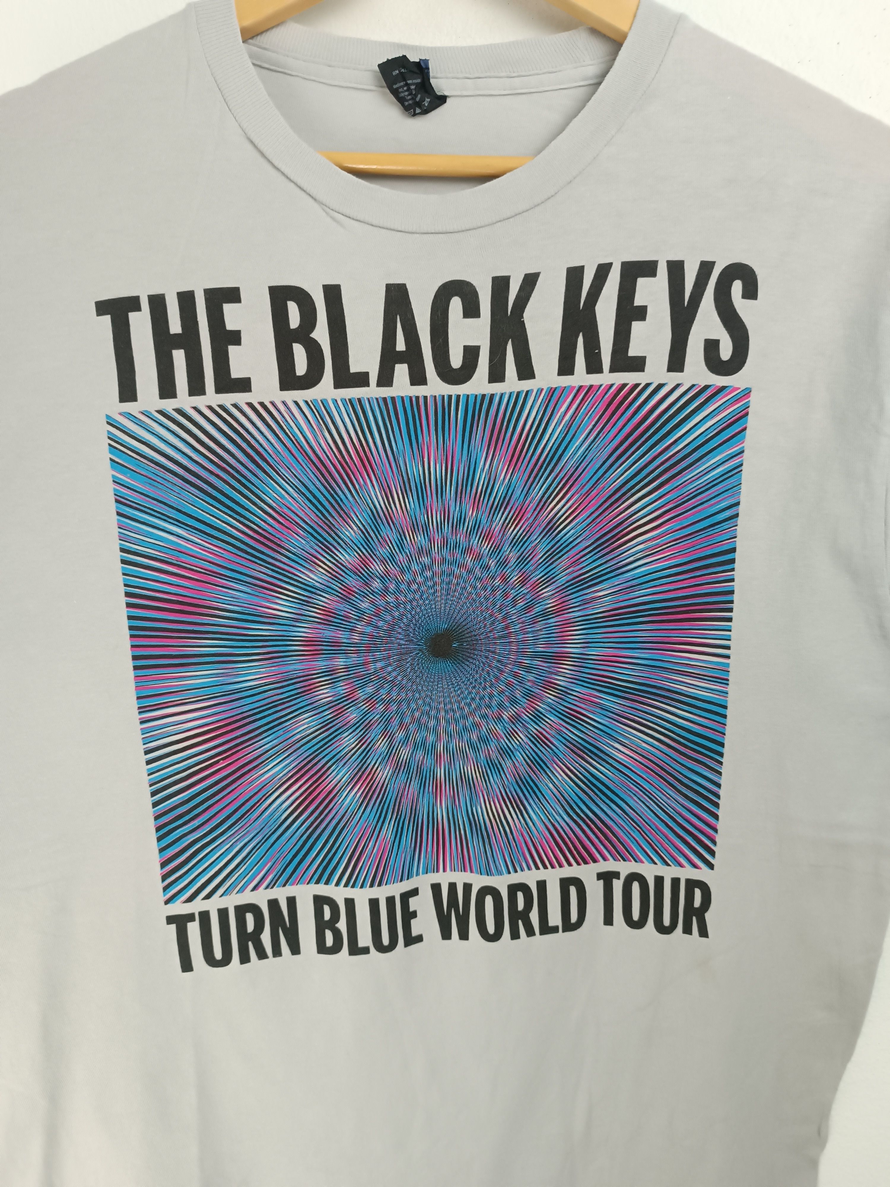 Band Tees VINTAGE '14 THE BLACK KEYS TURN BLUE TOUR white stripes rza Size US L / EU 52-54 / 3 - 11 Thumbnail