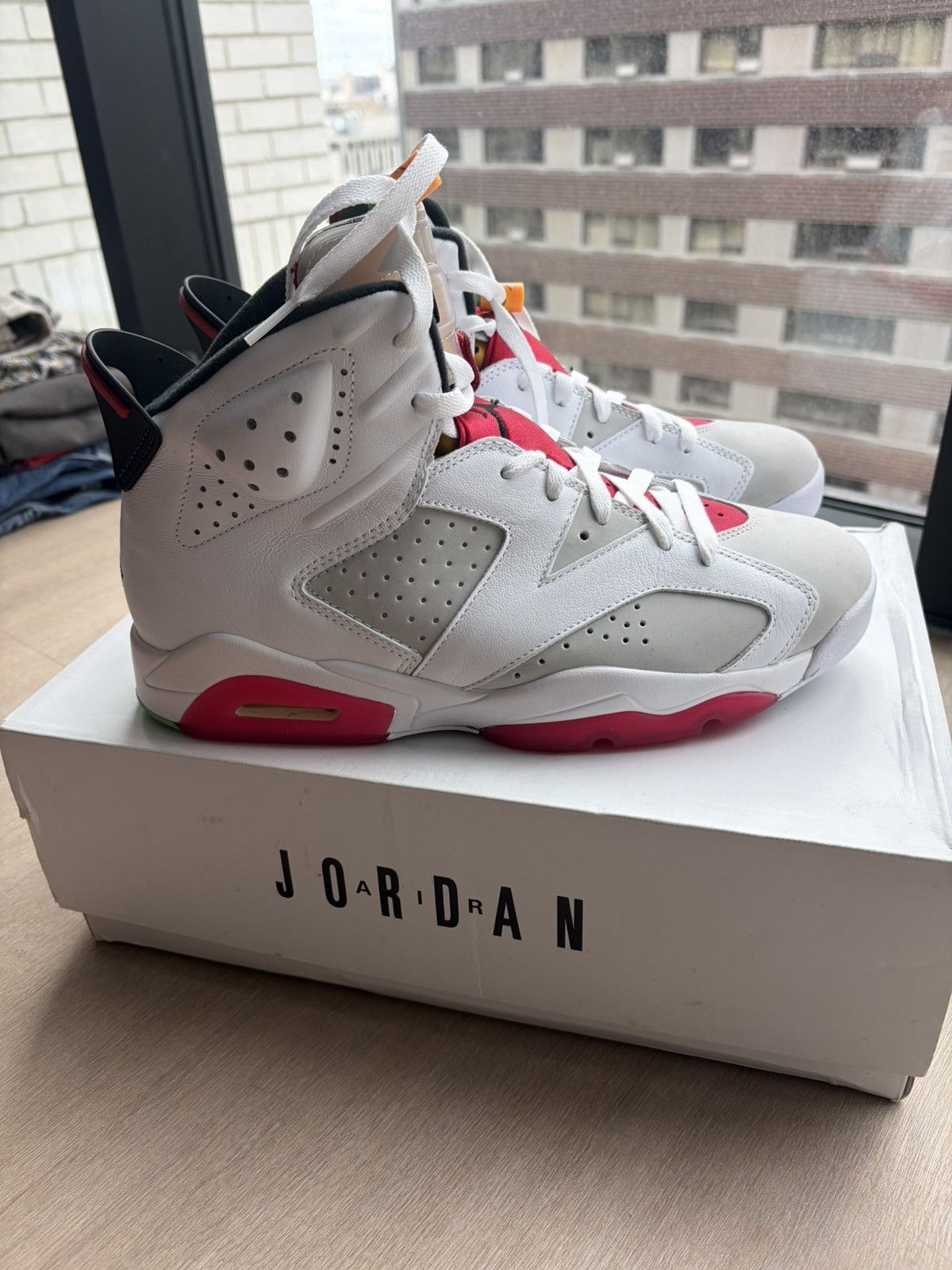 Jordan Brand Jordan 6 Hare 10.5 Size US 10.5 / EU 43-44 - 2 Thumbnail