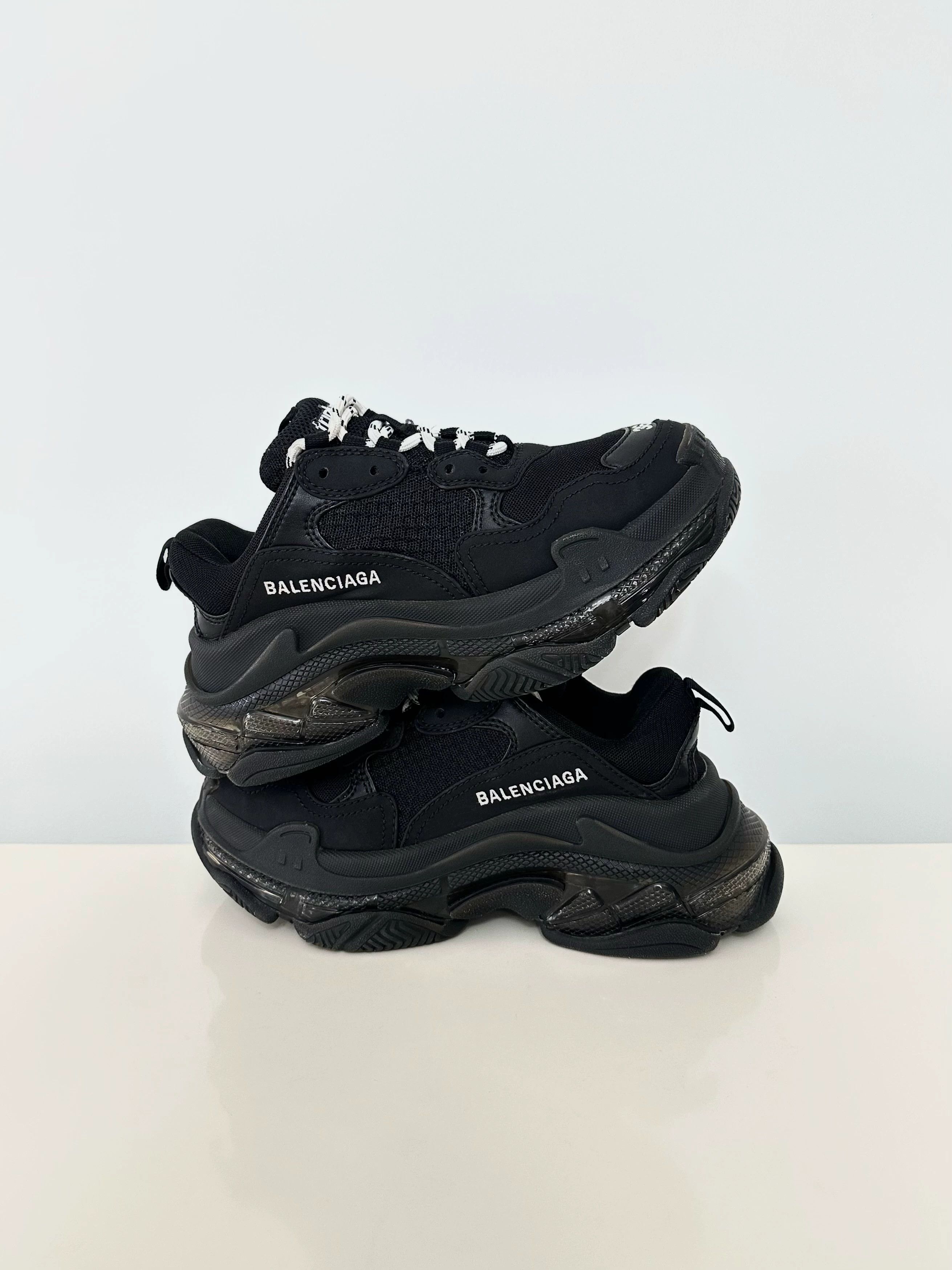 Balenciaga Balenciaga Triple S low-top women's black dad shoe Size US 5 / IT 35 - 9 Thumbnail