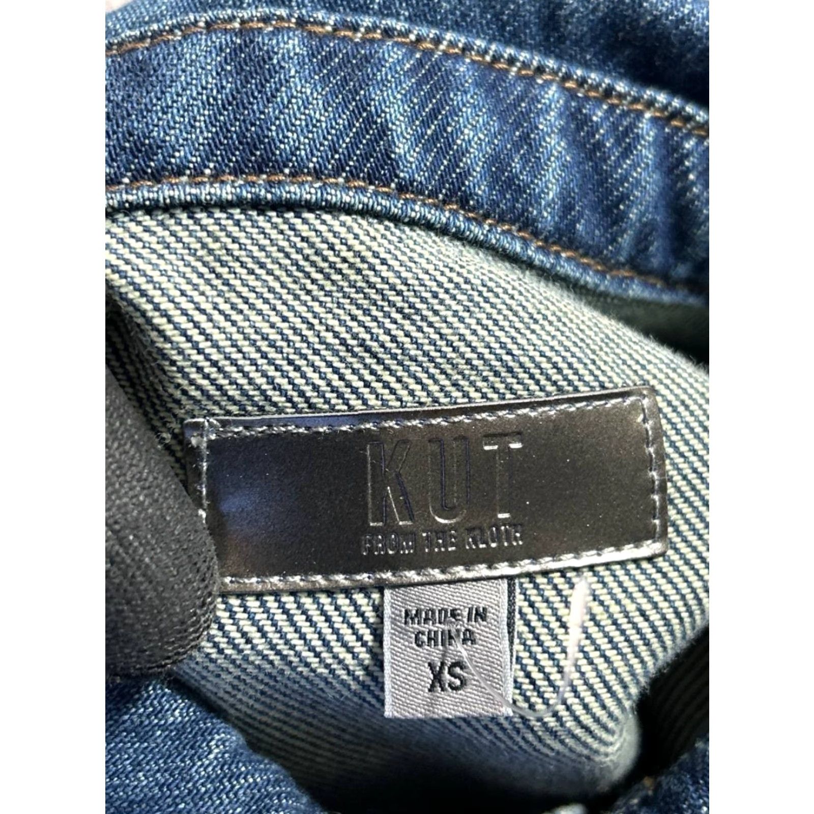 Vintage KUT from the Kloth Cropped Trucker Jacket Womens XS Blue Denim Cotton Raw Hem Jacket Women's XS Blue Denim Cotton Size XS / US 0-2 / IT 36-38 - 4 Thumbnail