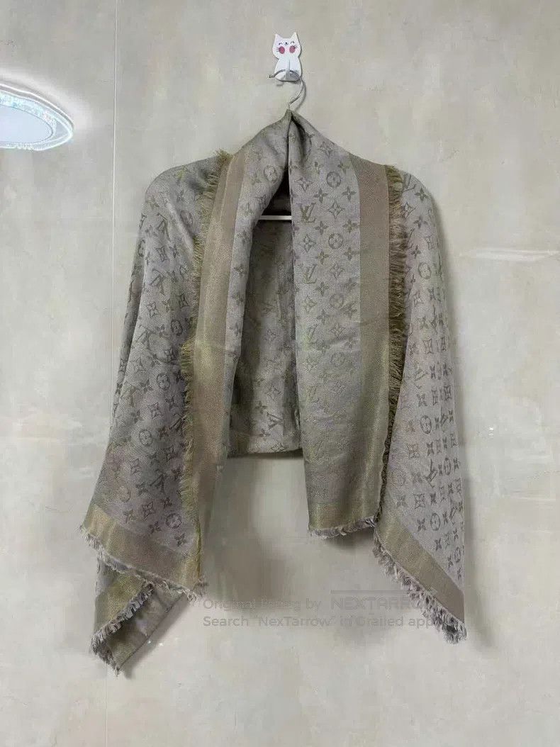 Louis Vuitton Louis Vuitton Full print presbyopia gold silk scarf Size ONE SIZE - 1 Thumbnail