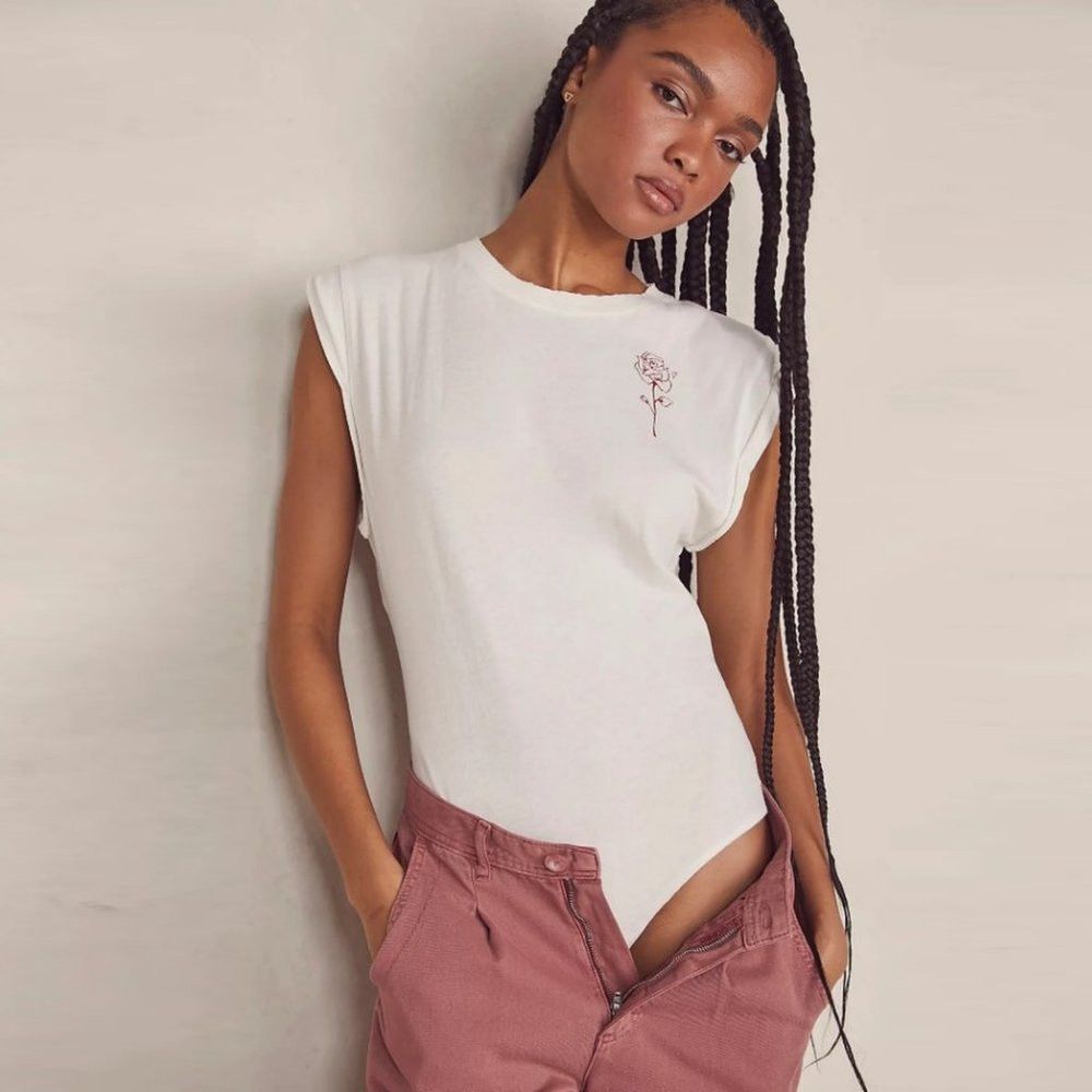 Free People NWT New $78 Free People Go-To Graphic White Bodysuit Size M Size M / US 6-8 / IT 42-44 - 1 Thumbnail