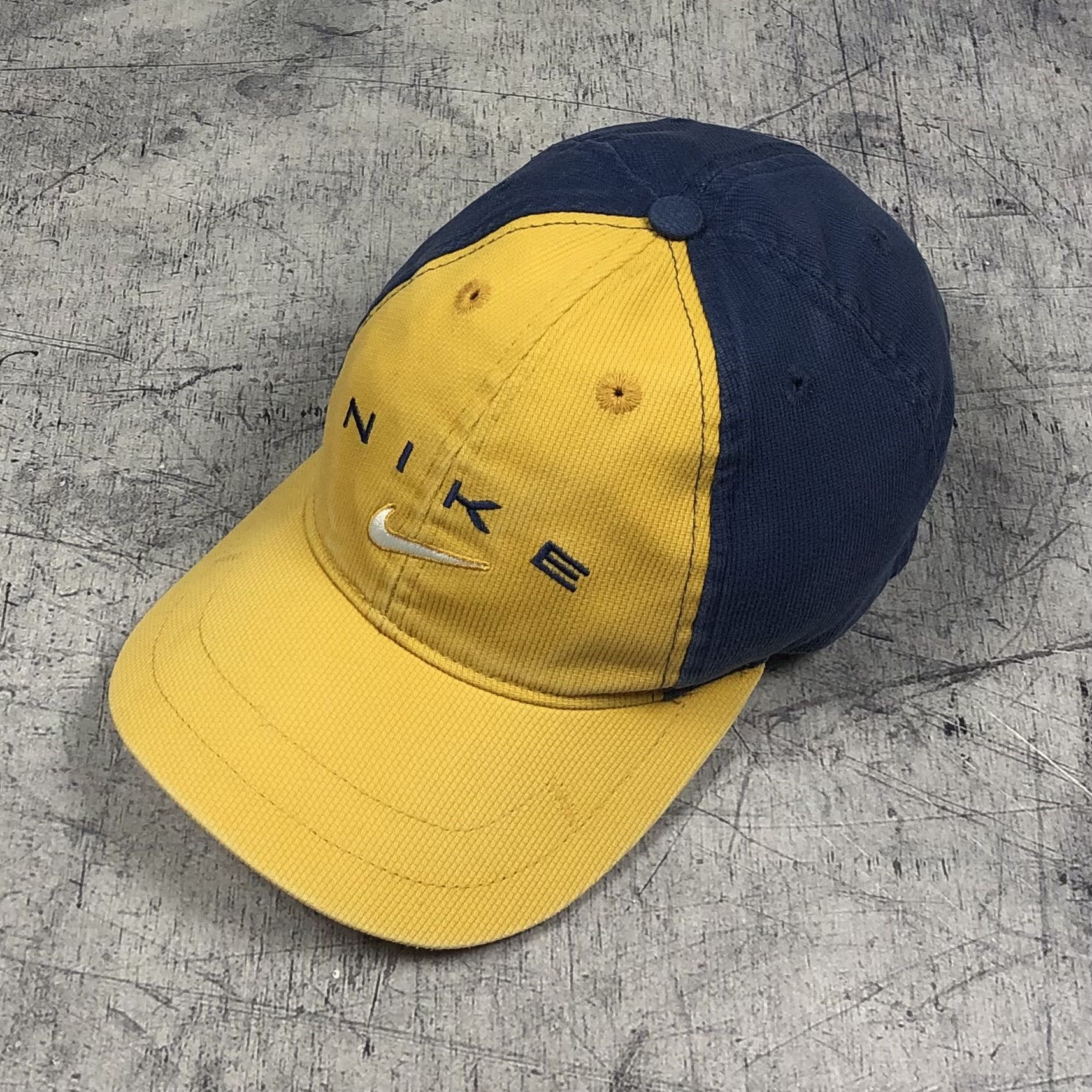 Nike Rare 90s Nike Centre logo Double Colour Vintage Cap Size ONE SIZE - 2 Thumbnail