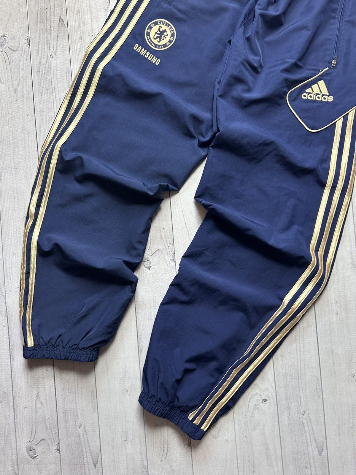 Adidas × Chelsea Soccer × Vintage Vintage adidas Chelsea soccer pants gold stripes rare L/XL Size US 36 / EU 52 - 2 Thumbnail