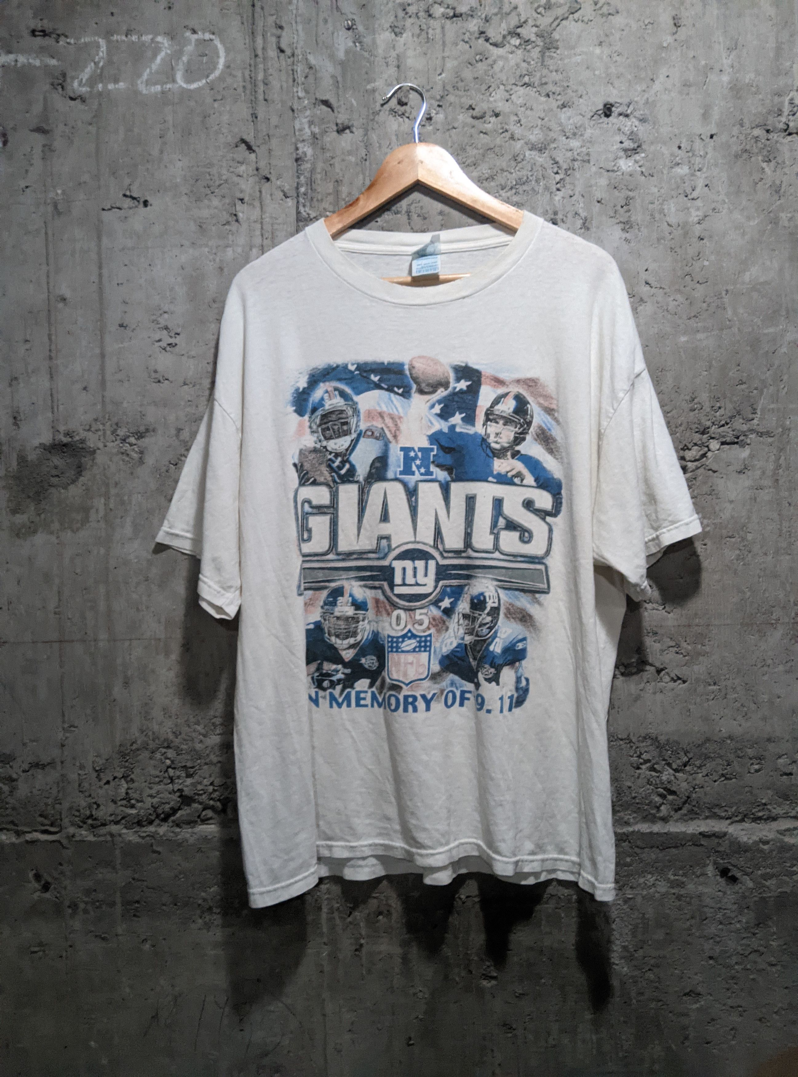 NFL Vintage 2005 new york giants nfl 9/11 memorial t shirt Size US XL / EU 56 / 4 - 1 Thumbnail