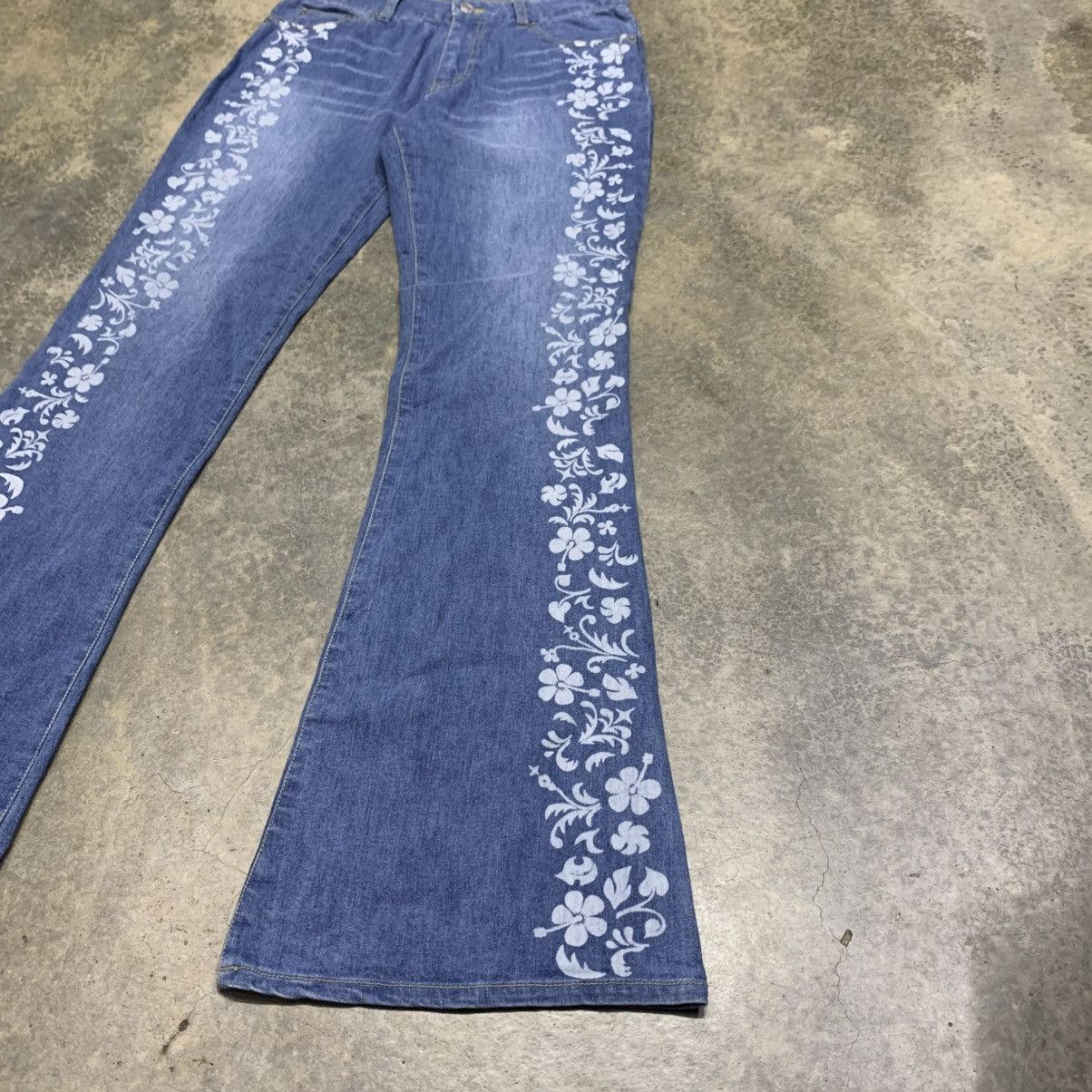Japanese Brand Vintage Floral Flare Jeans Y2K Japanese Aesthetic Denim Size 26" / US 2 / IT 38 - 3 Thumbnail