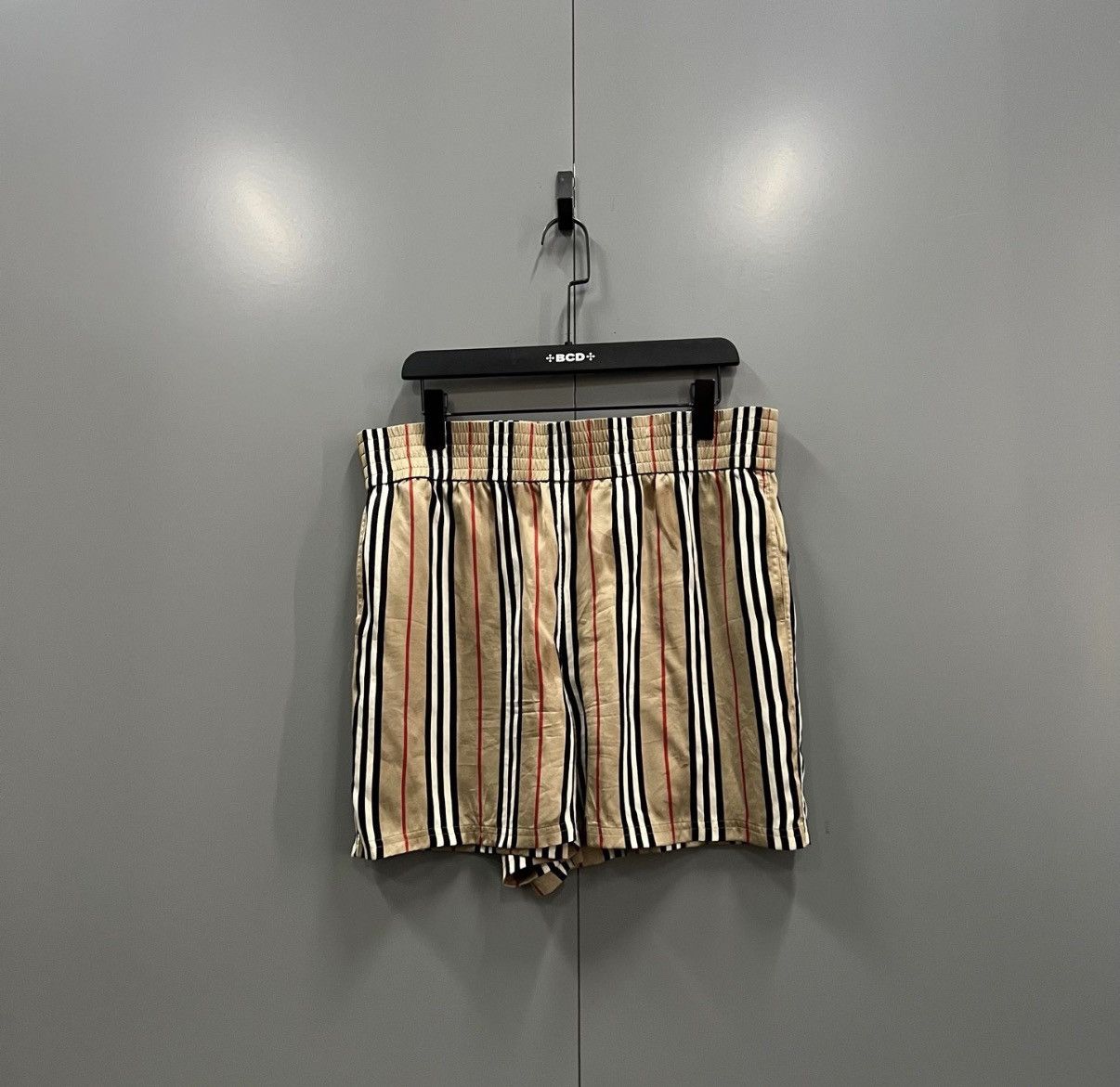 Burberry Burberry Classic Striped Short J41 Size US 40 / EU 56 - 1 Thumbnail