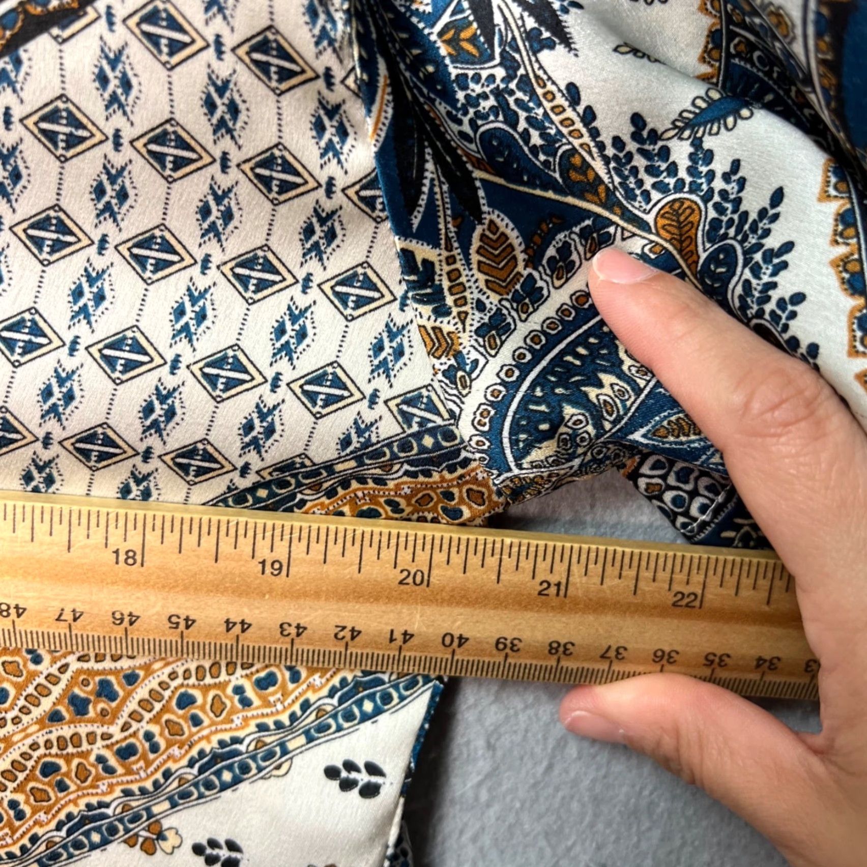 Cider Cider Shirt Womens Medium Paisley Print Short-Sleeve Button-Up Blue Satin Polyester Down Collar Casual 90s? (adjust as per allowed: no extra) Size M / US 6-8 / IT 42-44 - 5 Thumbnail