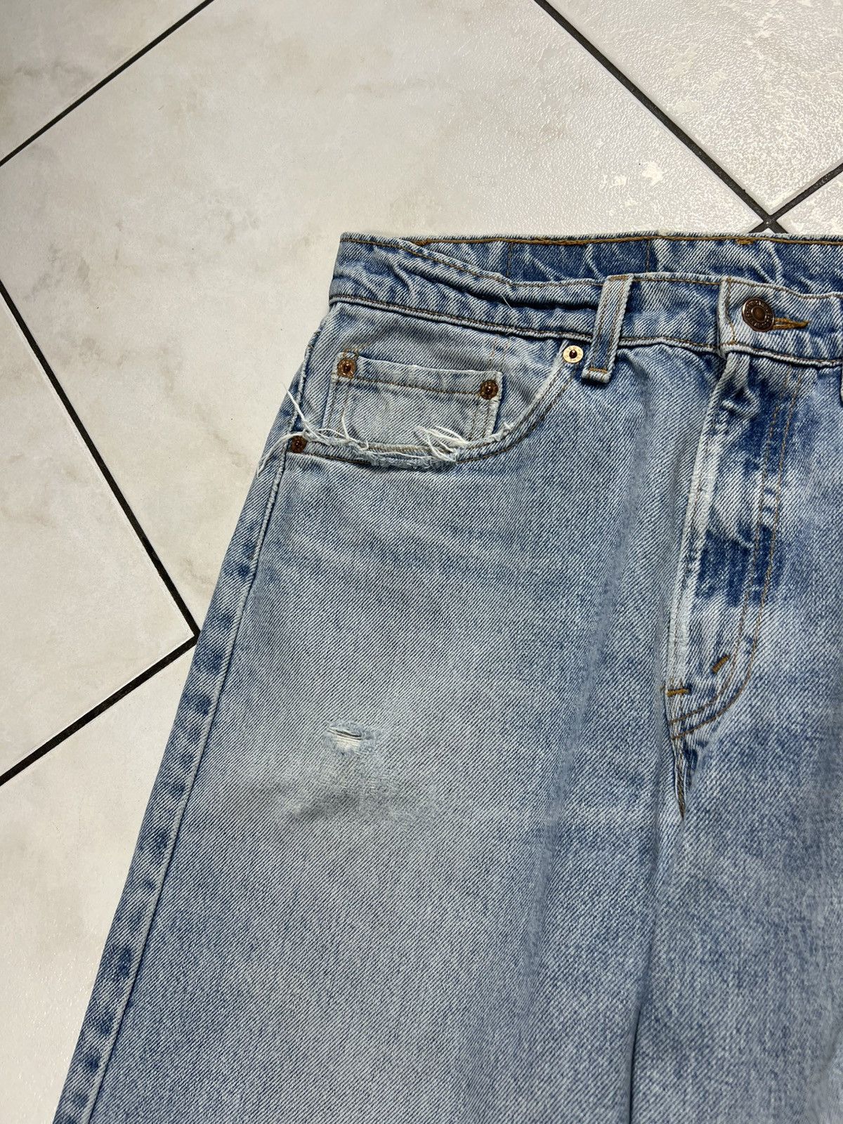 Levi's Vintage 90s Levi’s 550 light blue washed distressed jeans Size US 33 - 10 Thumbnail