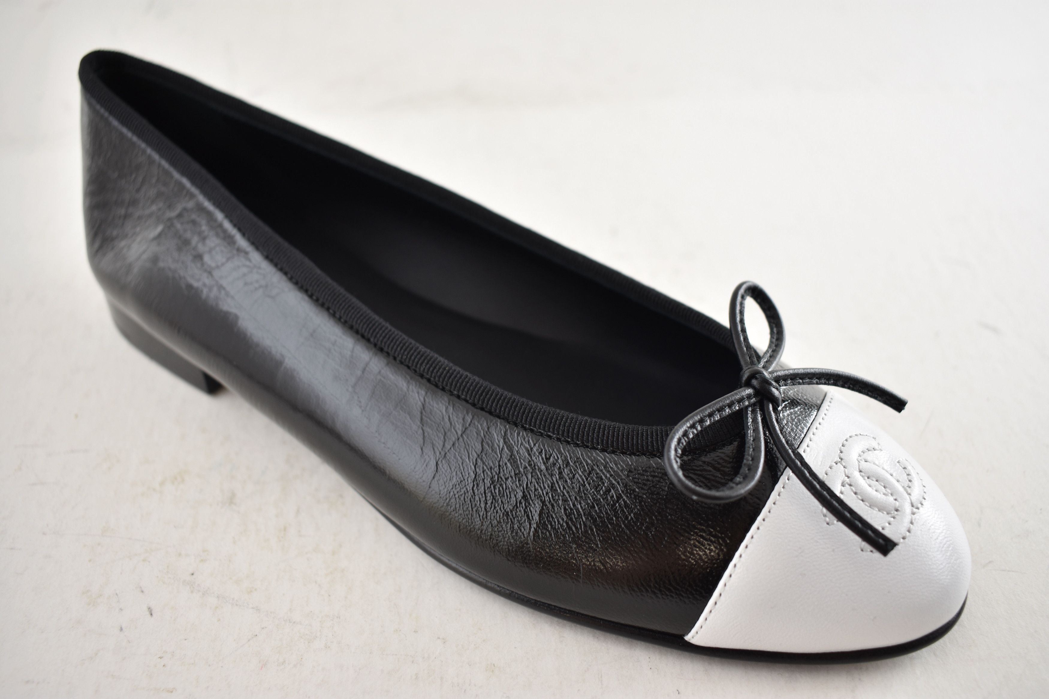 Chanel 26S White Crumpled Shiny Lambskin Ballet Ballerina Flat 35.5 Size US 5.5 / IT 35.5 - 8 Thumbnail