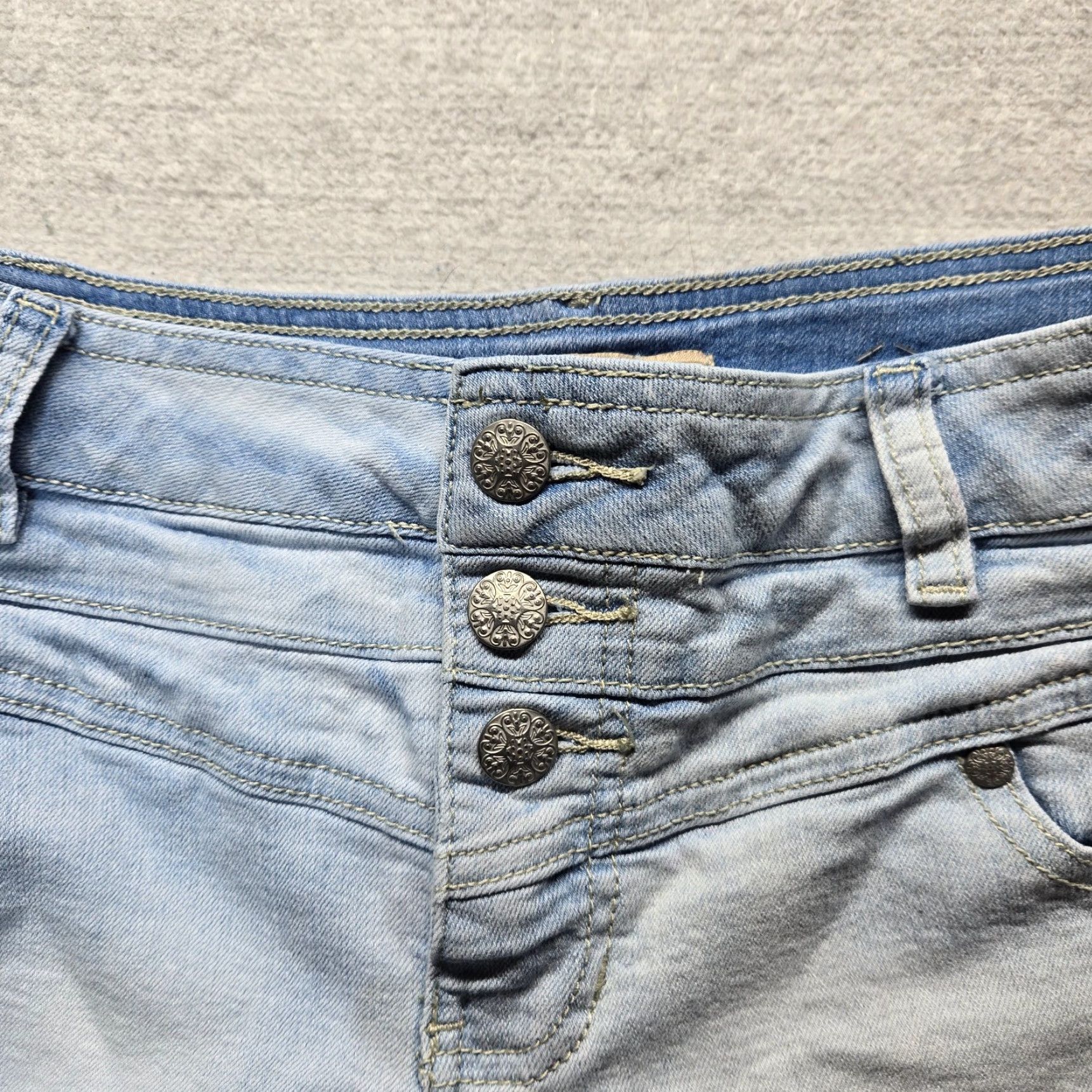 Vintage Blue Spice Blue Jean Shorts Shorts Light Wash Adult Women 8 Blue Distressed Shortie 90s? No decade given. Size 30" / US 8 / IT 44 - 2 Thumbnail