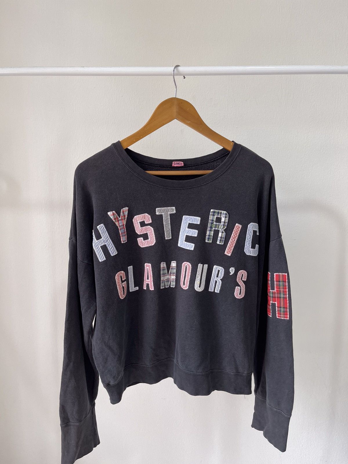 Hysteric Glamour 80s Hysteric Glamour Patch Spellout Crop Sweatshirt Size US S / EU 44-46 / 1 - 1 Thumbnail