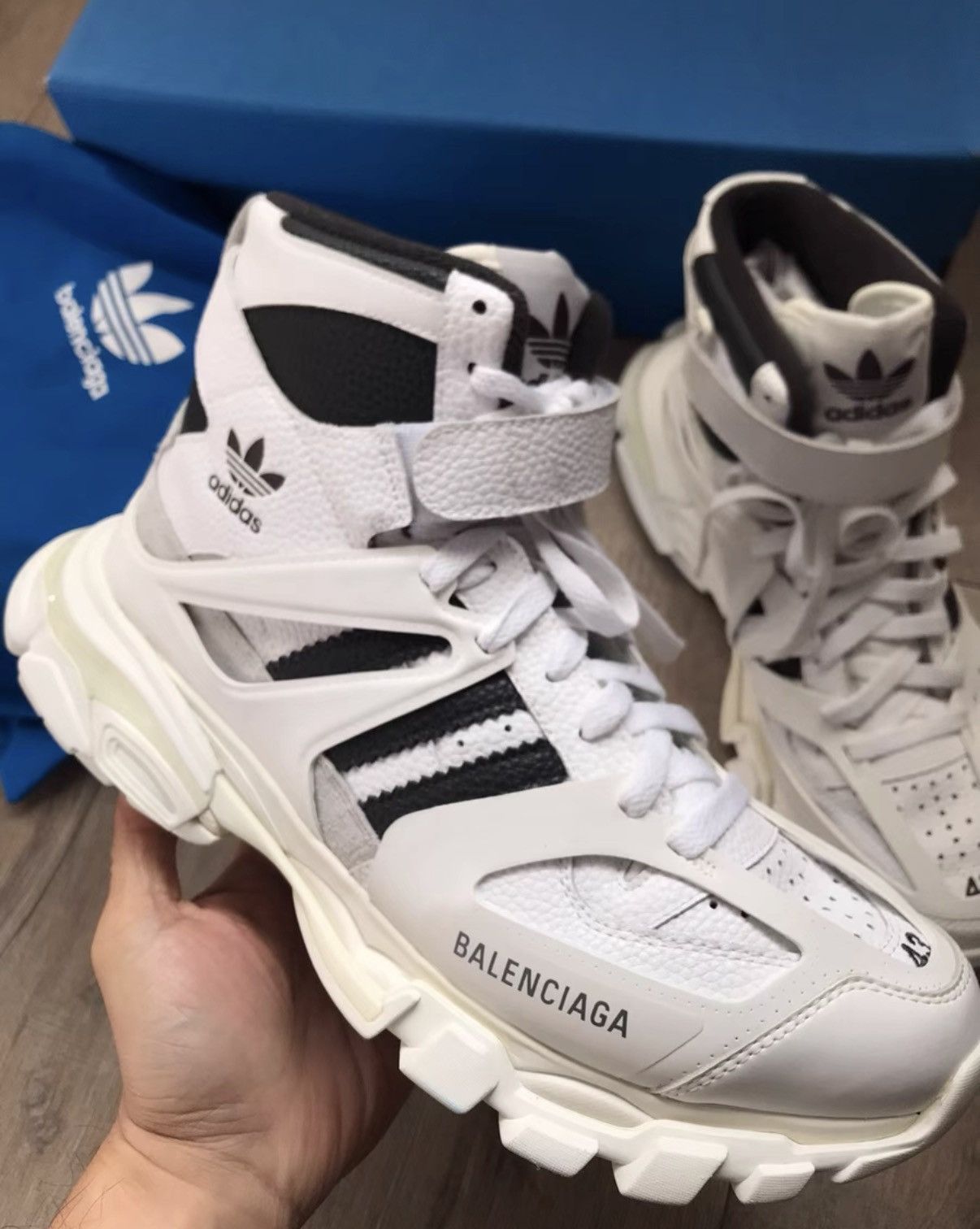 Balenciaga Balenciaga Sneakers — A brand new size 43 Size US 9.5 / EU 42-43 - 2 Thumbnail