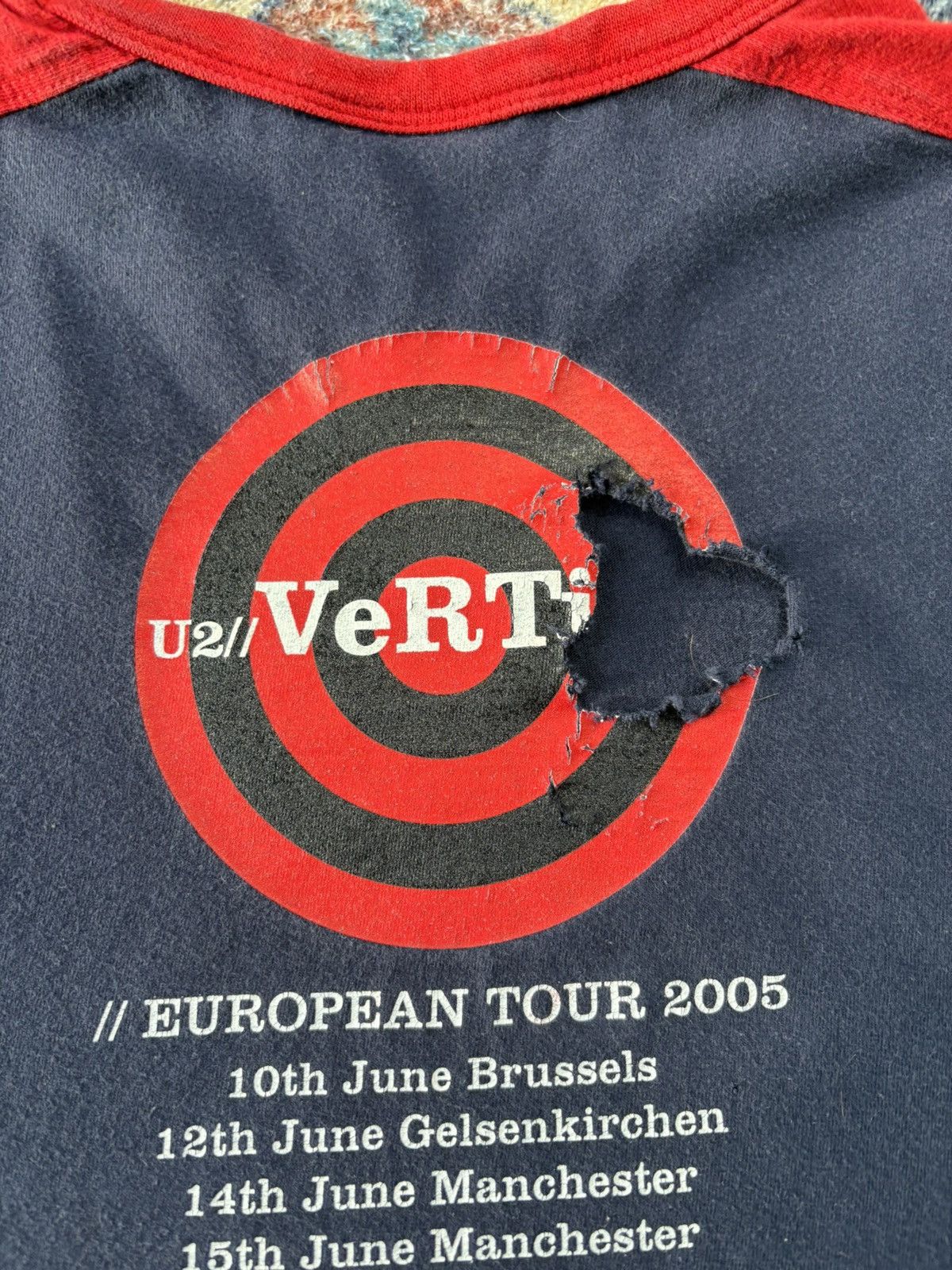Band Tees Vintage U2 How To Dismantle An Atomic Bomb Band T-shirt Size US M / EU 48-50 / 2 - 5 Thumbnail