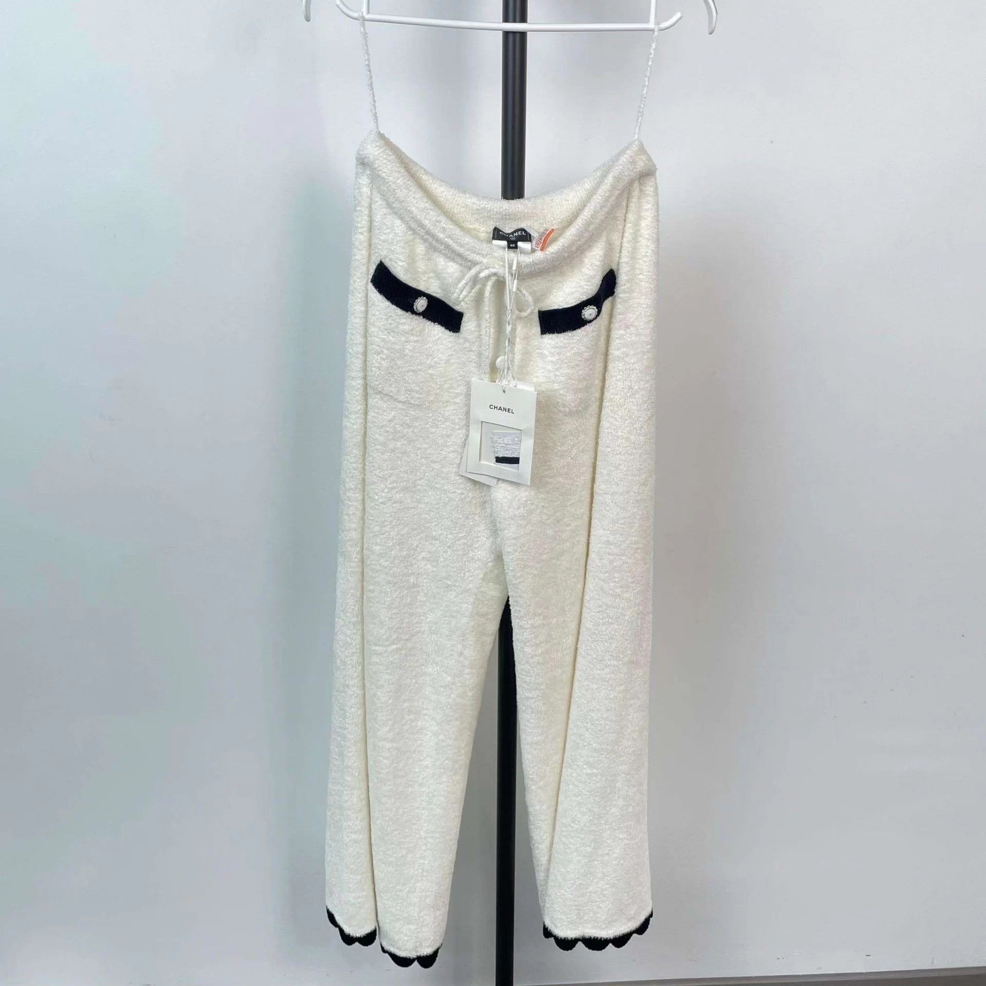 Chanel Chanel White Wavy Blue Trim Wide-Leg Pants 40/26C Size 28" / US 6 / IT 42 - 1 Thumbnail