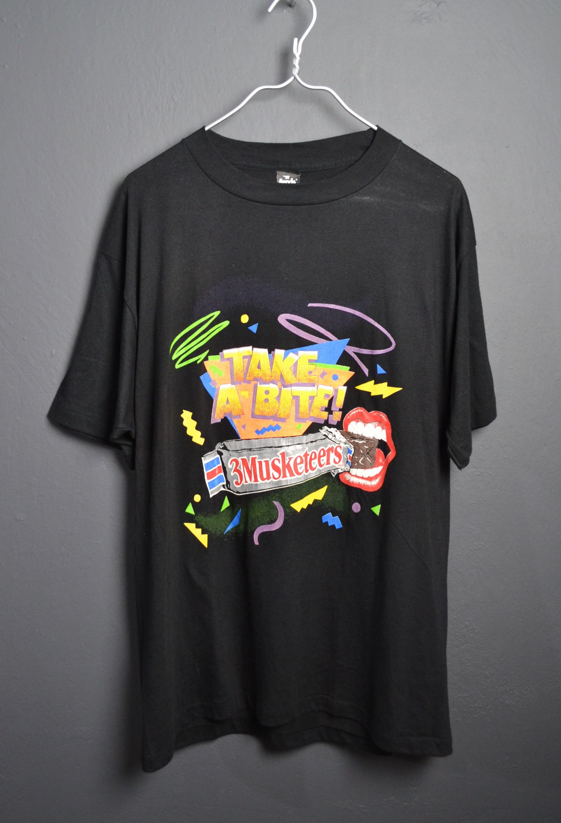 Vintage Vintage Anvil Black Label Take a Bite 3 MUSKETEERS Bar 2XL Size US XXL / EU 58 / 5 - 1 Thumbnail