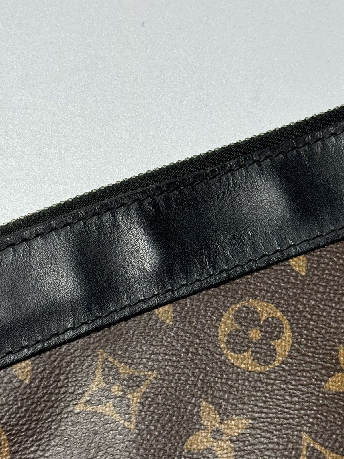 Louis Vuitton Louis Vuitton Monogram Canvas Discovery GM Pochette Size ONE SIZE - 4 Thumbnail