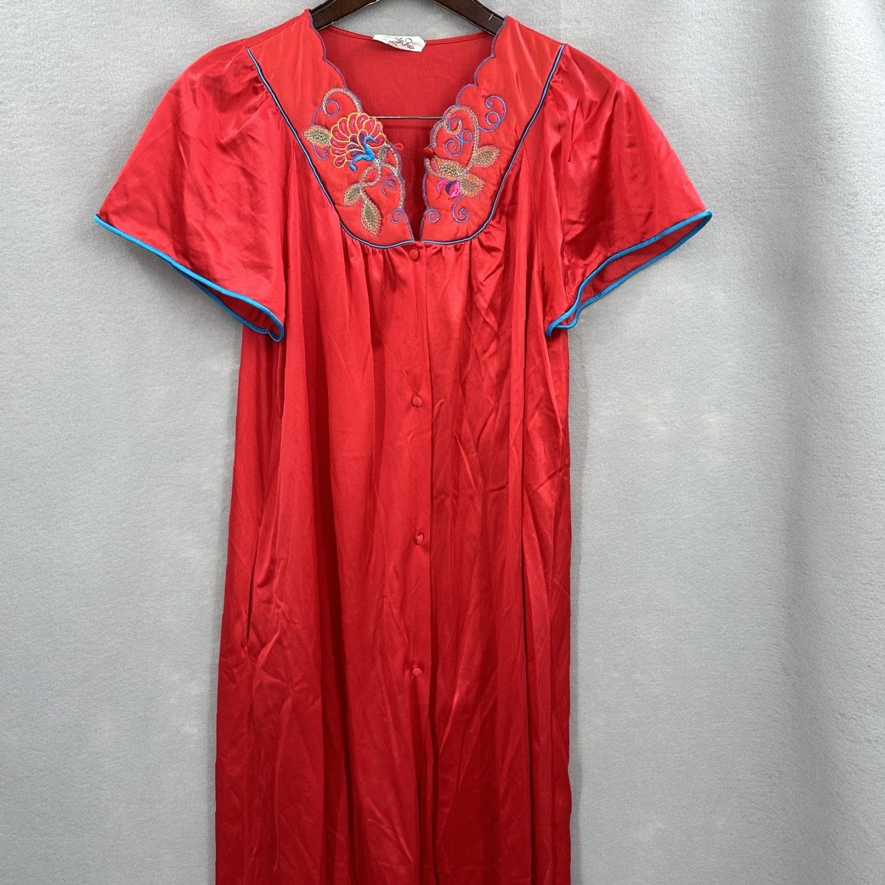 Vintage VINTAGE Vanity Fair Robe Womens M Red Button Up Pocket USA Embroidered Trim 1970s Mod/GoGo Size ONE SIZE - 2 Thumbnail