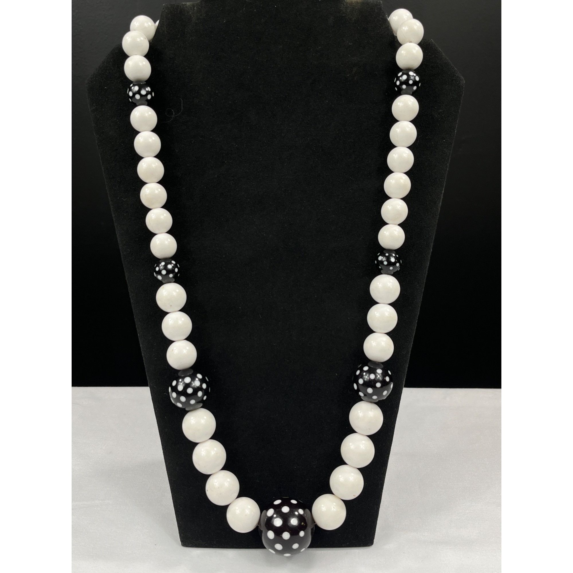 Vintage Vintage SKU 7867 White and Black Polka Dot Beaded Necklace Size ONE SIZE - 2 Thumbnail