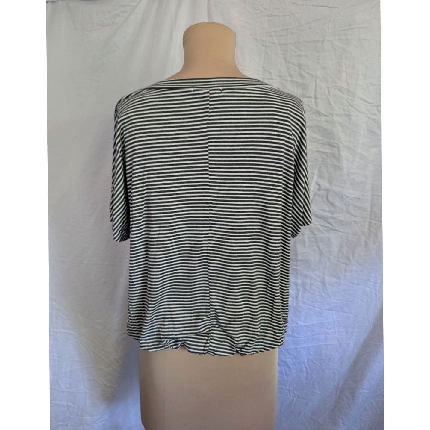 Nautica Entro Grey White Striped V-Neck Short Sleeve Bubble Hem Shirt Top Nautical Minimalist Jersey T-Shirt Womens M Glass Gray Size M / US 6-8 / IT 42-44 - 3 Thumbnail