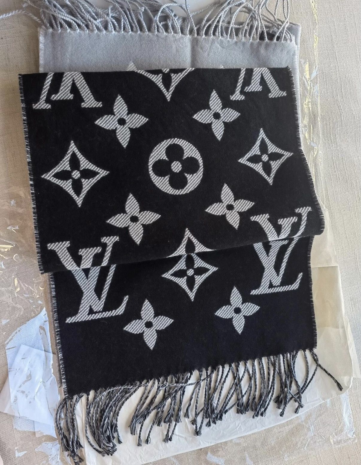 Louis Vuitton Louis Vuitton Classic Black & Gray Reversible Wool Scarf Size ONE SIZE - 1 Thumbnail