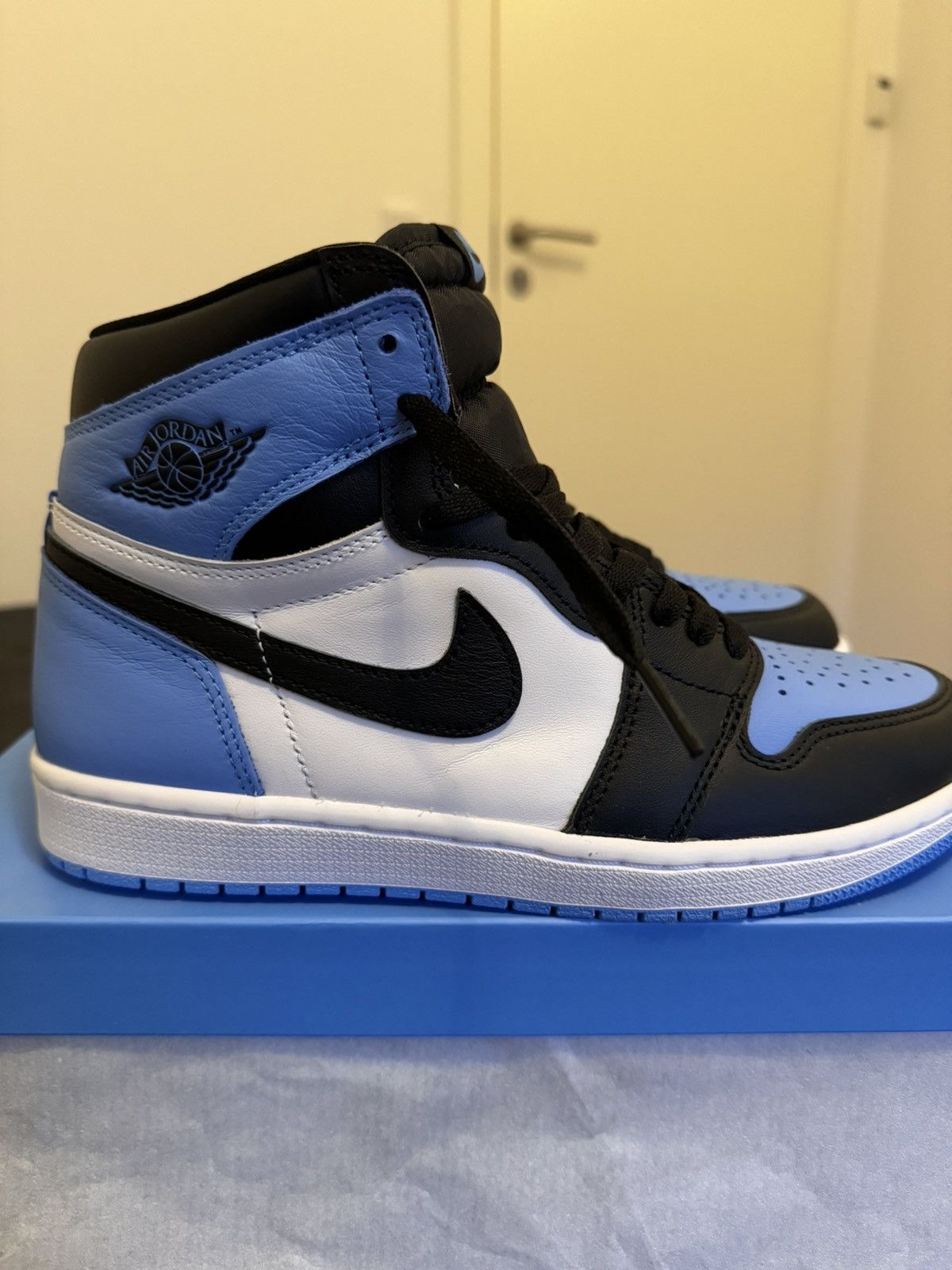 Jordan Brand × Nike Jordan 1 retro UNC toe Size US 8.5 / EU 41-42 - 2 Thumbnail