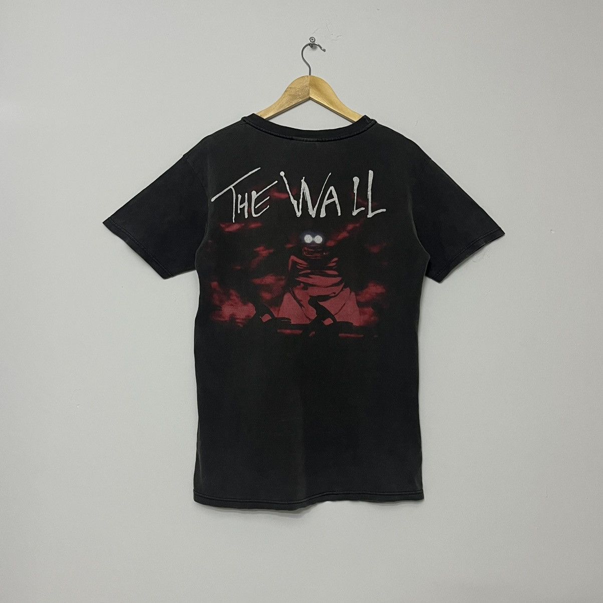 Band Tees × Pink Floyd × Vintage Vintage Pink Floyd The Wall 1997 Faded Distress Alter Fit M Size US M / EU 48-50 / 2 - 2 Thumbnail