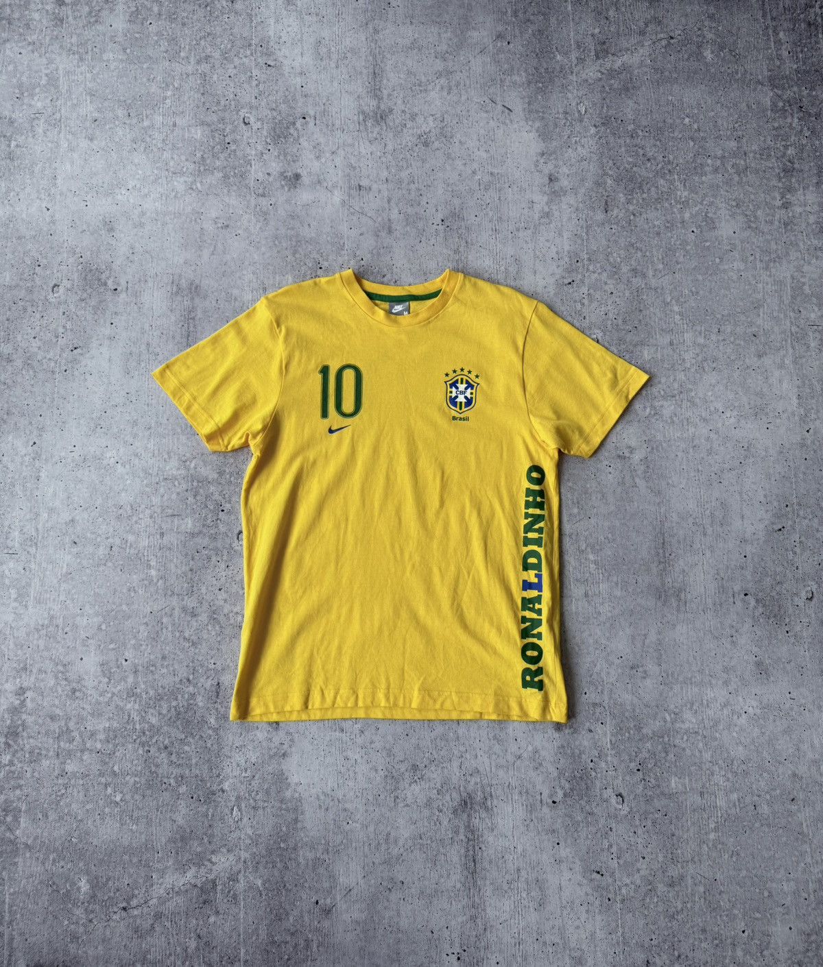 Nike 🩸RARE🩸Nike Vintage Y2K Brazil Ronaldinho #10 T Shirt Size US M / EU 48-50 / 2 - 1 Thumbnail