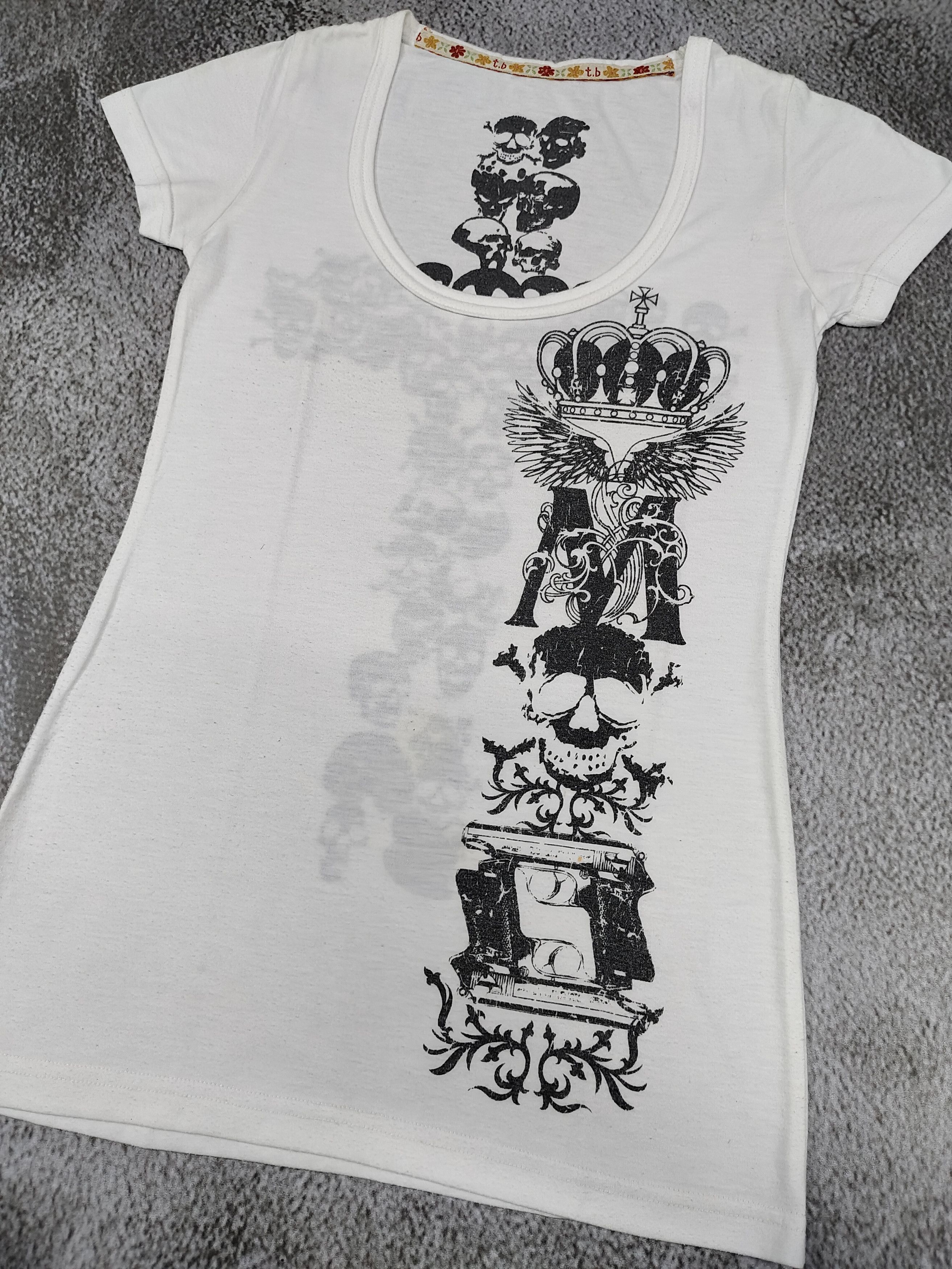 Japanese Brand 00s T.B Sensounico🇯🇵Gothic Skull Cross Crest Graphic Tee Size S / US 4 / IT 40 - 2 Thumbnail