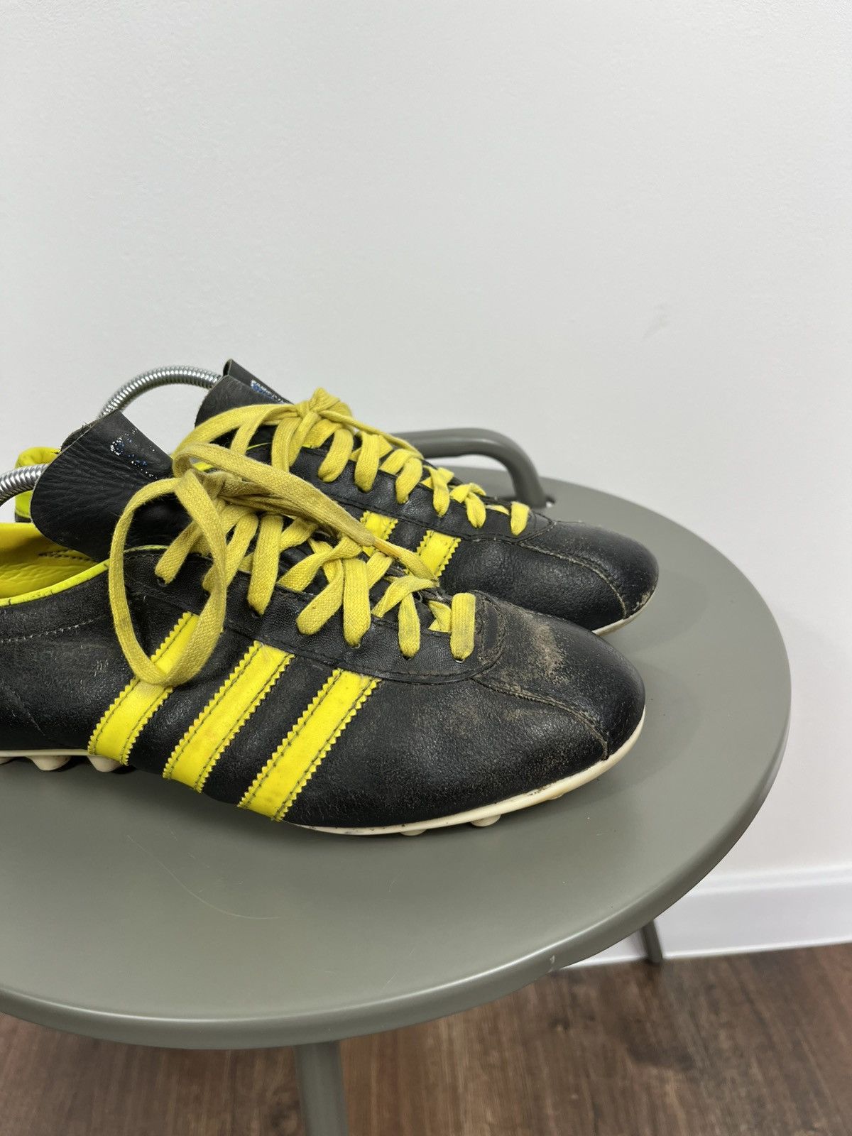 Adidas × Vintage Vintage Adidas Soccer Cleats Size 9 Black Yellow Austria Size US 9 / EU 42 - 3 Thumbnail