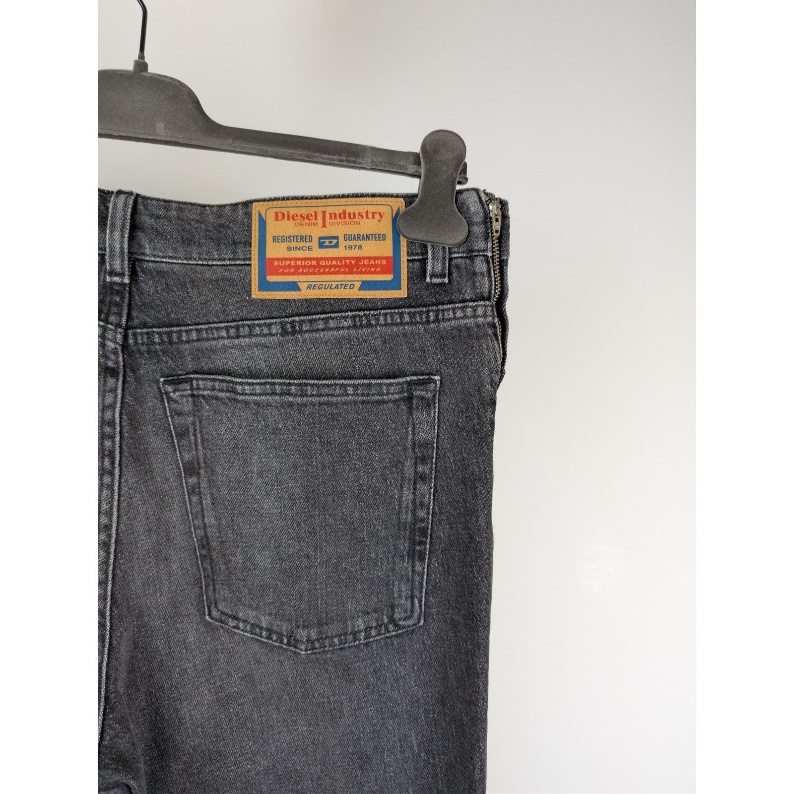 Diesel o1rshd1 D-Viker regular straight-leg jeans black / dark grey Size US 32 / EU 48 - 11 Thumbnail