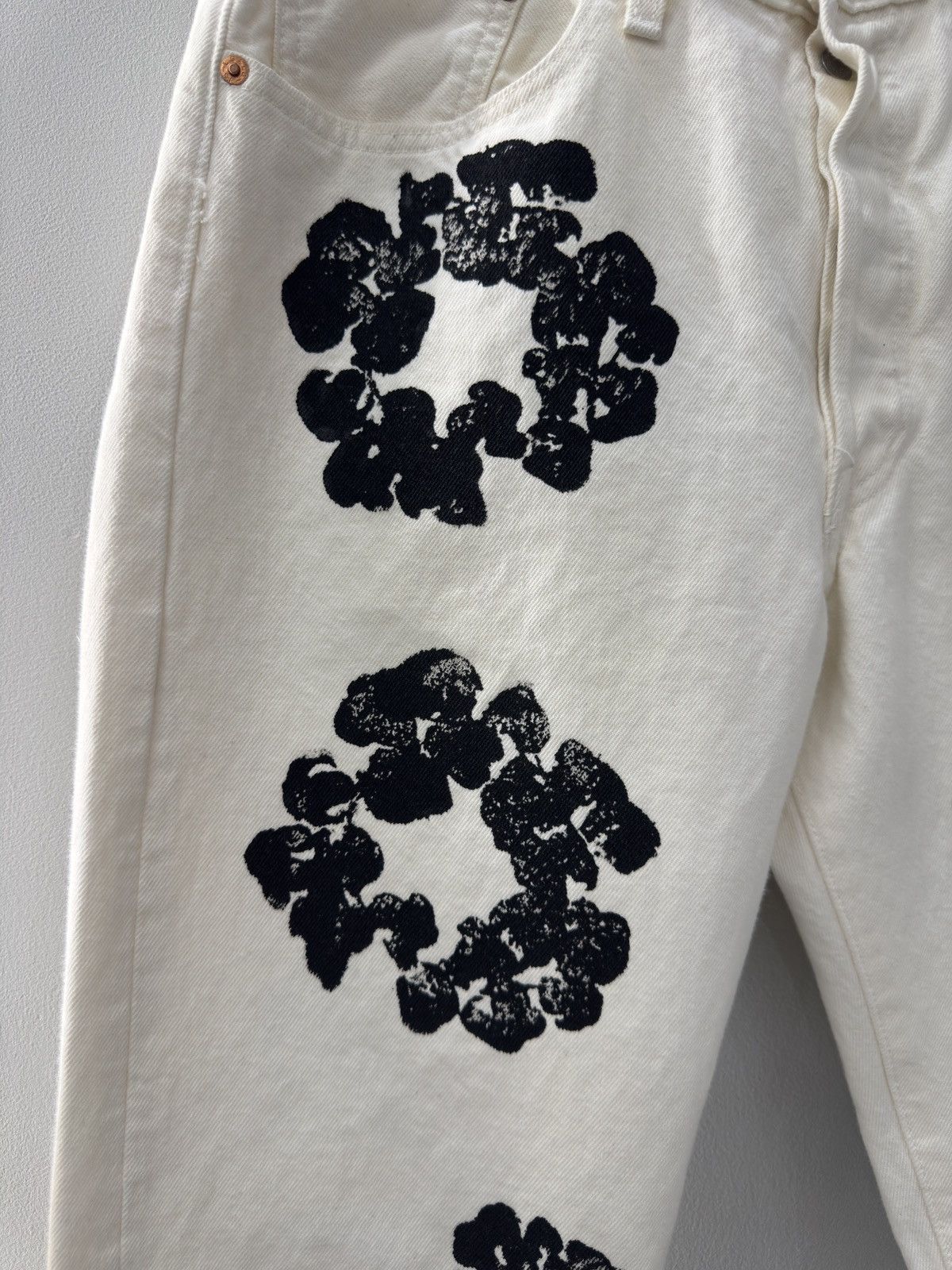 DENIM TEARS × Levi's Denim Tears Levi White Black Floral Jeans Size US 33 - 2 Thumbnail
