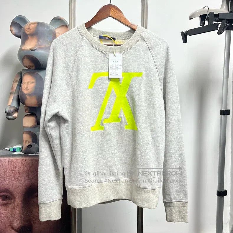 Louis Vuitton Louis Vuitton Embroidered inverted logo sweatshirt Size US S / EU 44-46 / 1 - 1 Thumbnail