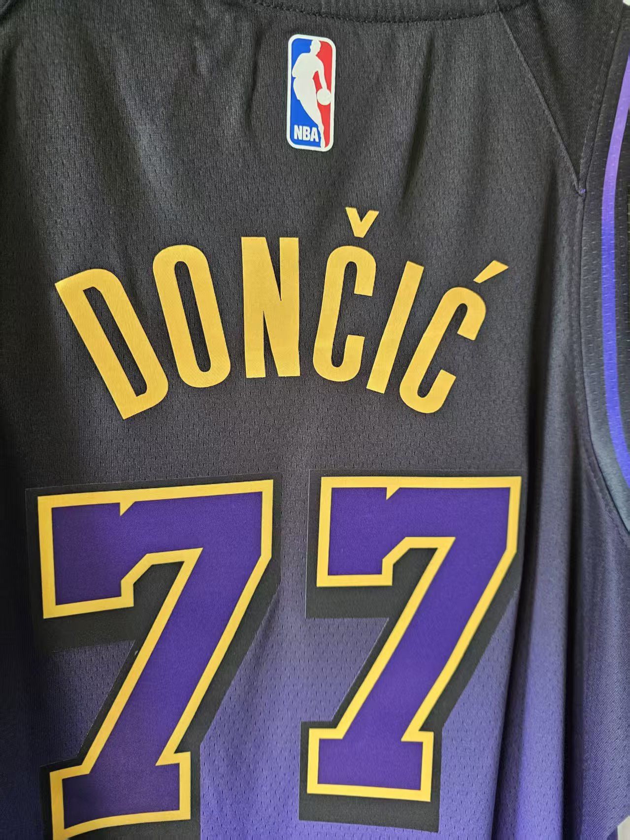 NBA Los Angeles Lakers 77 Luka Dončić Jersey Purple Size US XL / EU 56 / 4 - 4 Thumbnail