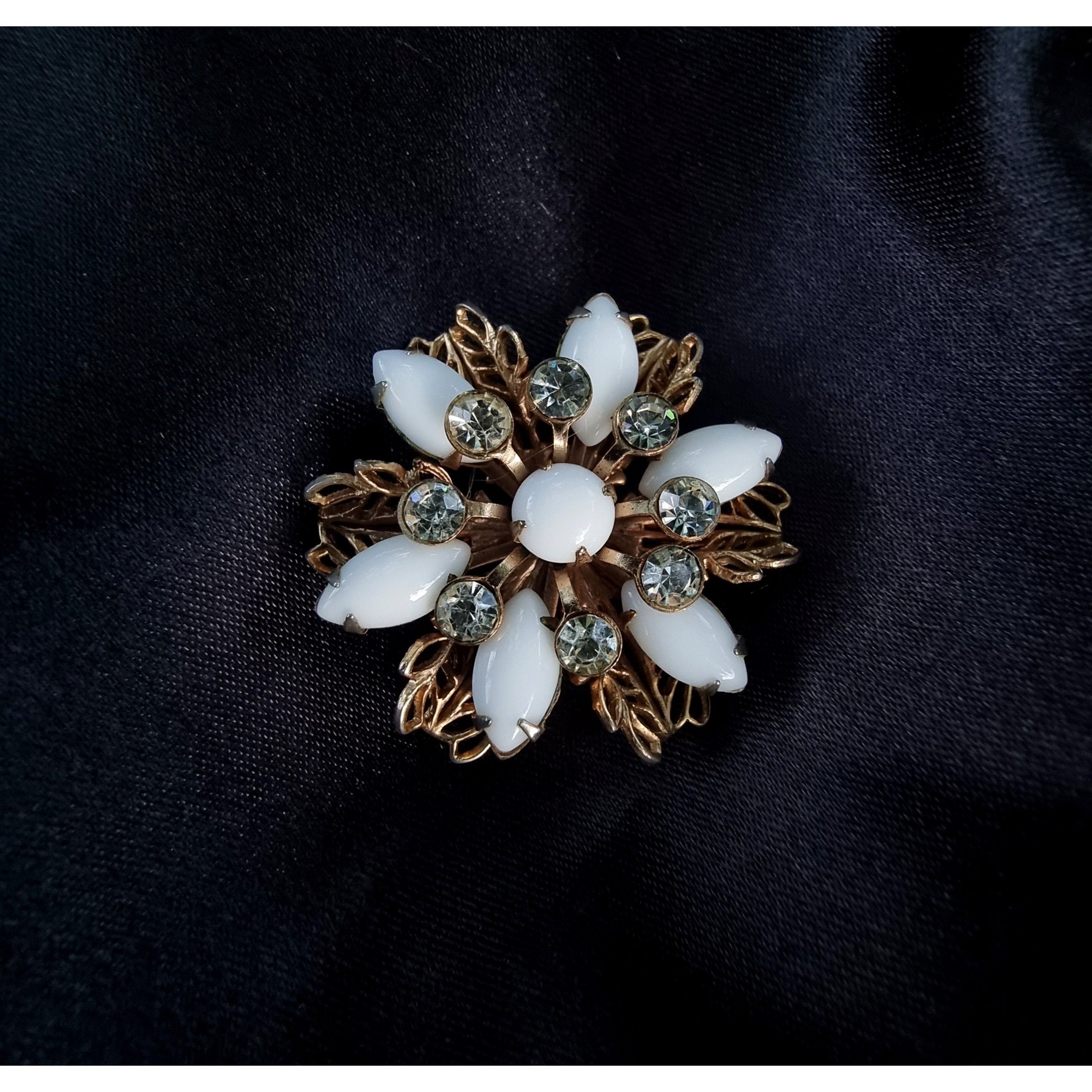 Other Rare Find Vintage Floral Flower White Brooch White Glass Mil Size ONE SIZE - 5 Thumbnail