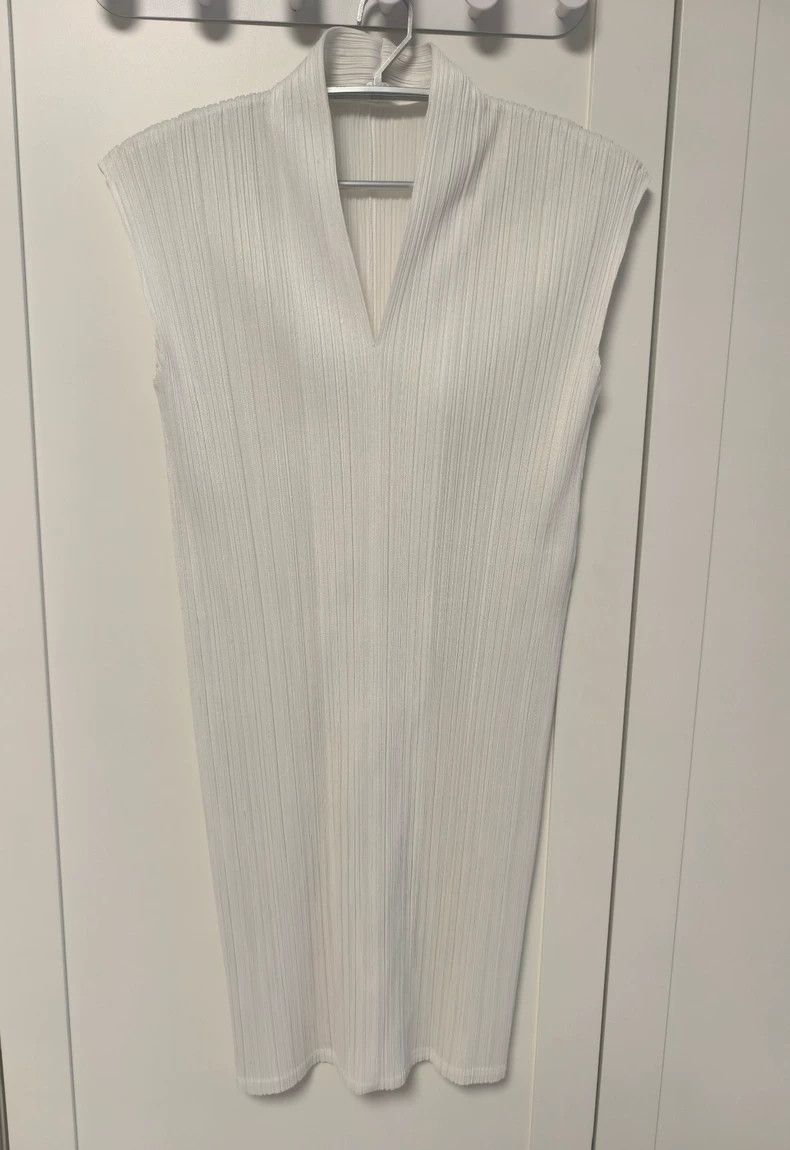 Issey Miyake Issey Miyake size:3 White V-neck dress Size XS / US 0-2 / IT 36-38 - 1 Thumbnail