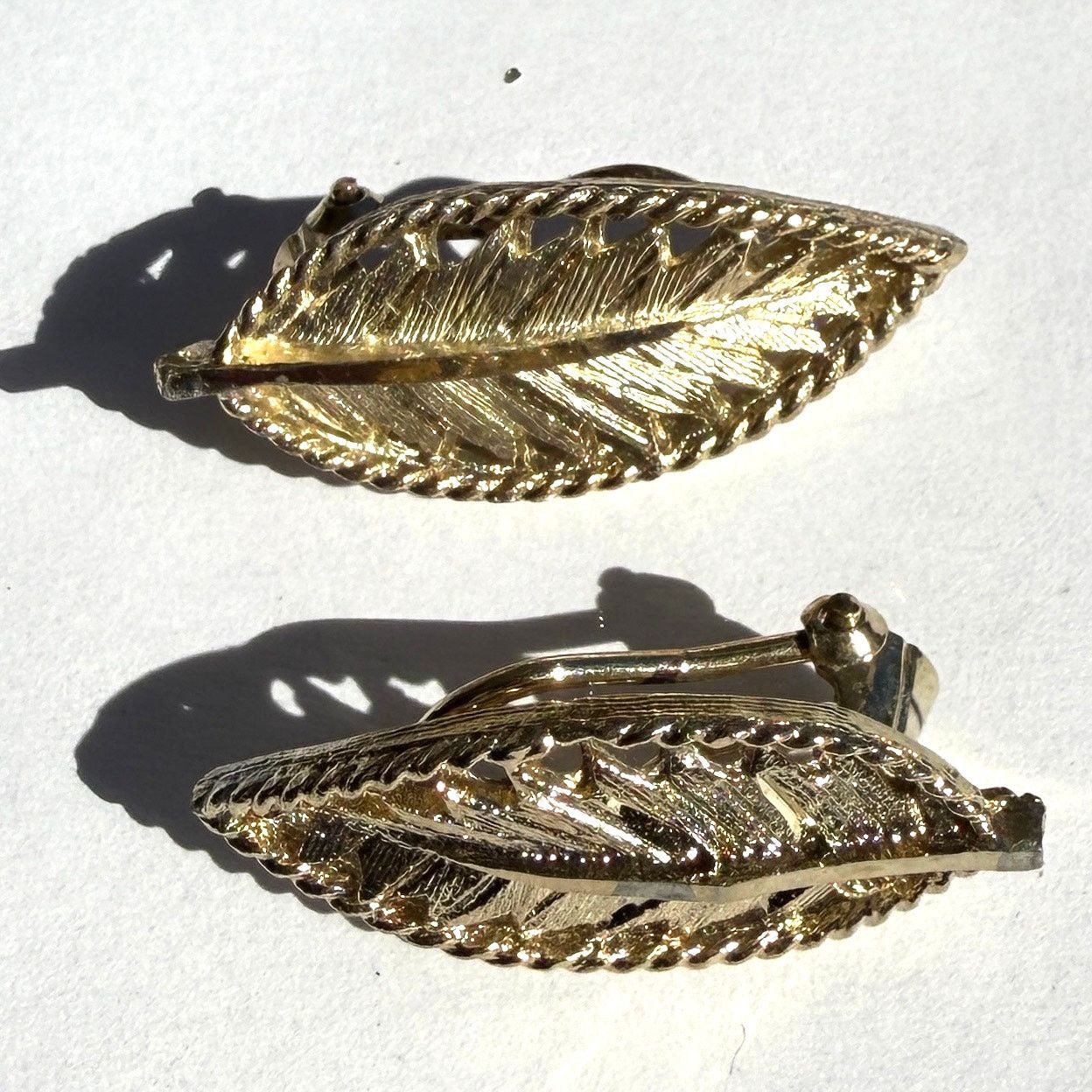 Other BSK vintage leaf clip-on earrings gold-tone textured, signed Size ONE SIZE - 1 Thumbnail