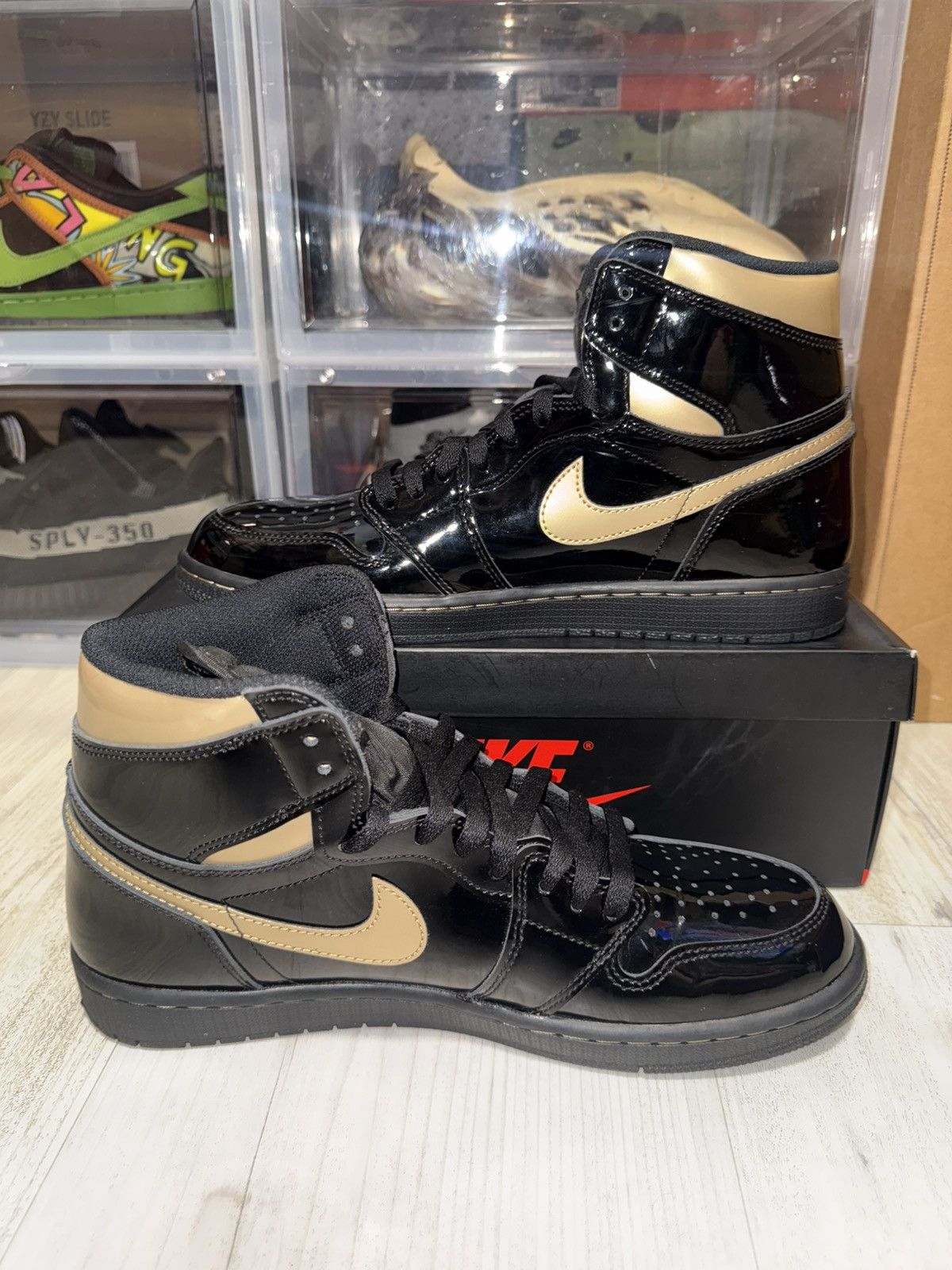 Jordan Brand Air Jordan 1 Retro High OG Black Metallic Gold Size US 11 / EU 44 - 3 Thumbnail