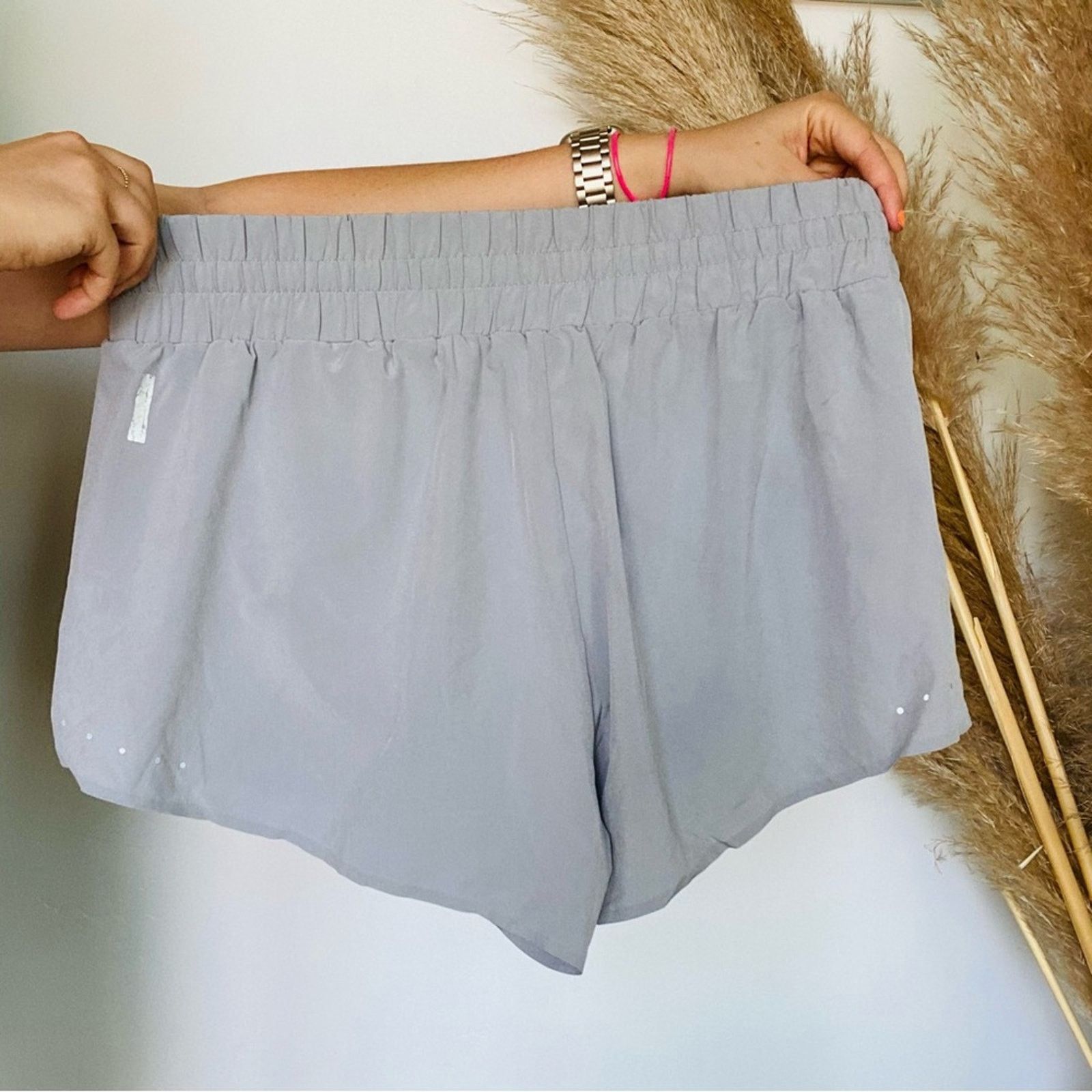 Nordstrom NORDSTROM ZELLA Silver Grey Gray Dolphin Hem Athletic Shorts Size 32" / US 10 / IT 46 - 5 Thumbnail