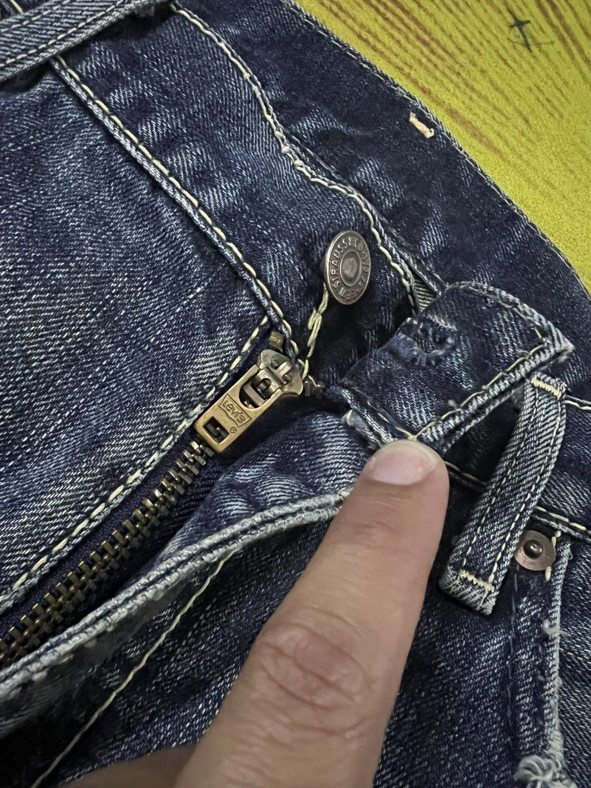 Levi's VINTAGE LEVIS 505 FADED JEAN Size US 33 - 19 Thumbnail