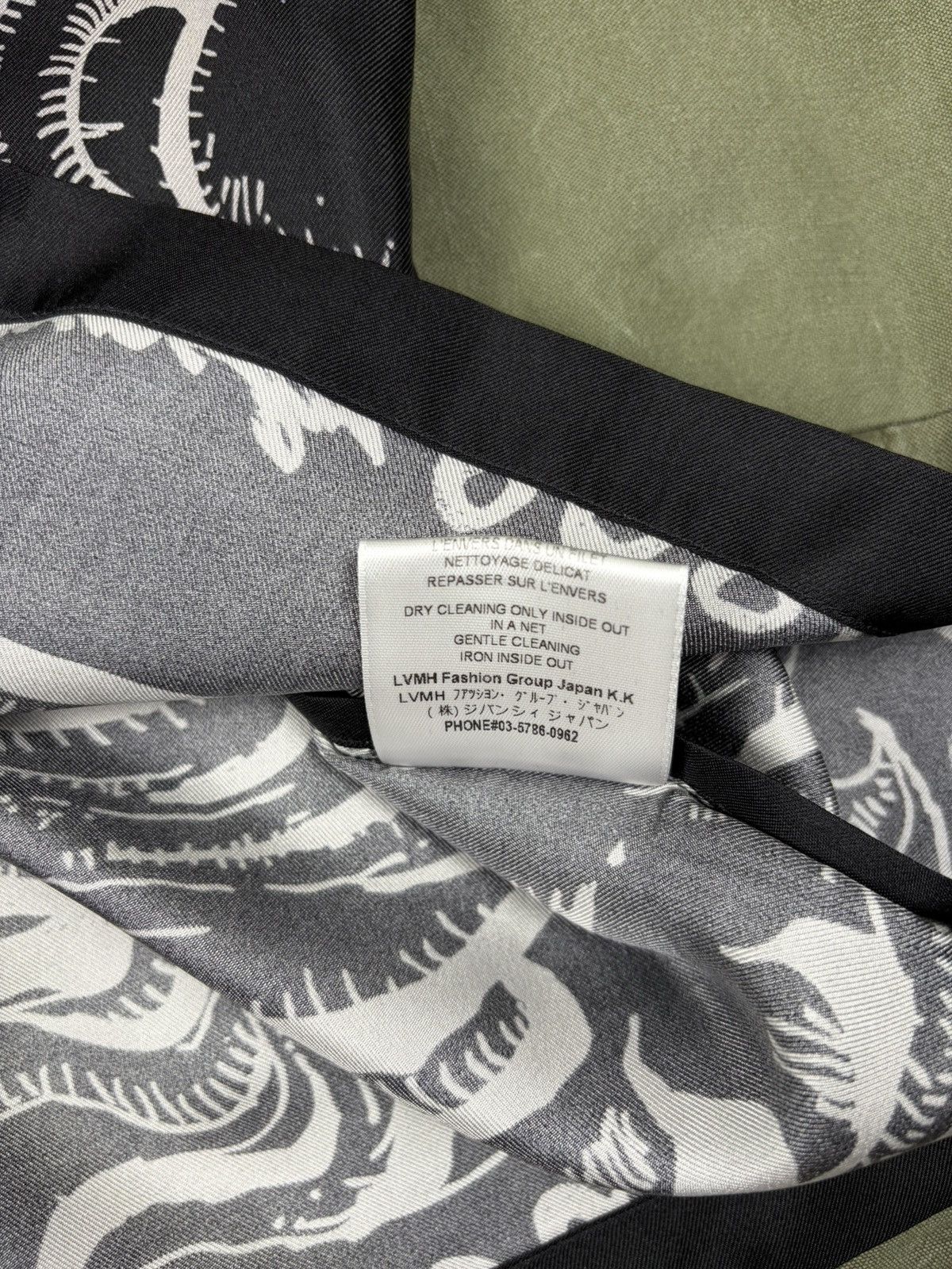 Givenchy Silk Shirt with Dragon Graphic Size US L / EU 52-54 / 3 - 5 Thumbnail