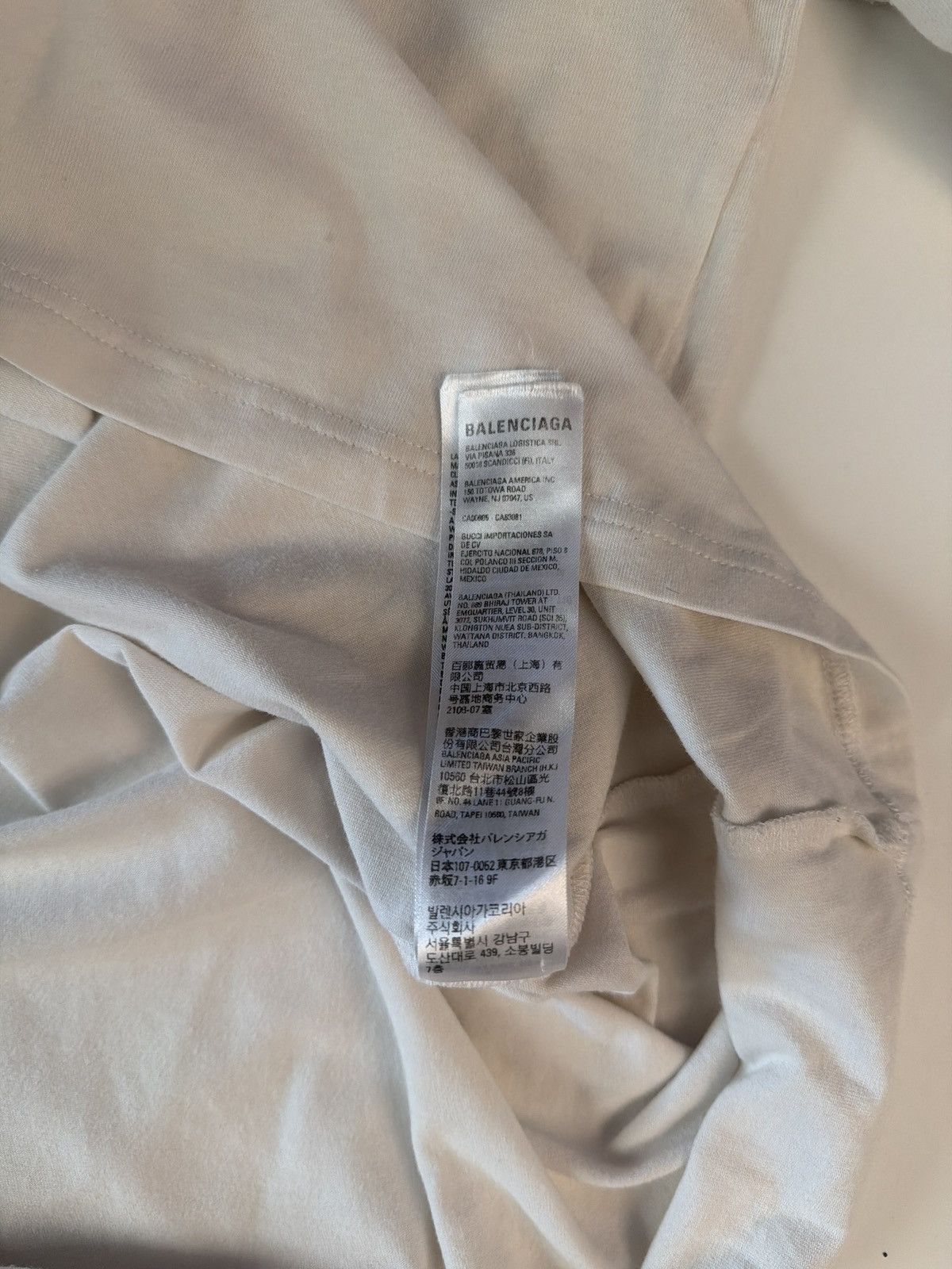 Balenciaga Balenciaga white hotel T Size US L / EU 52-54 / 3 - 6 Thumbnail