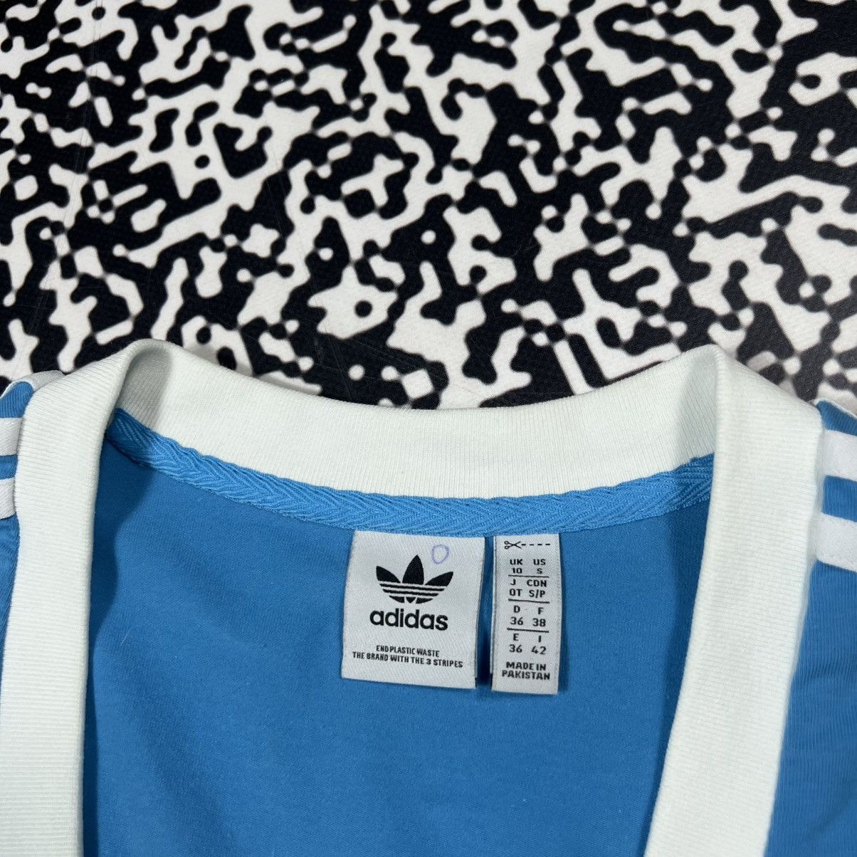 Adidas Vintage Y2K Adidas Retro V Neck Cropped T-shirt 90s Style Size S / US 4 / IT 40 - 8 Thumbnail